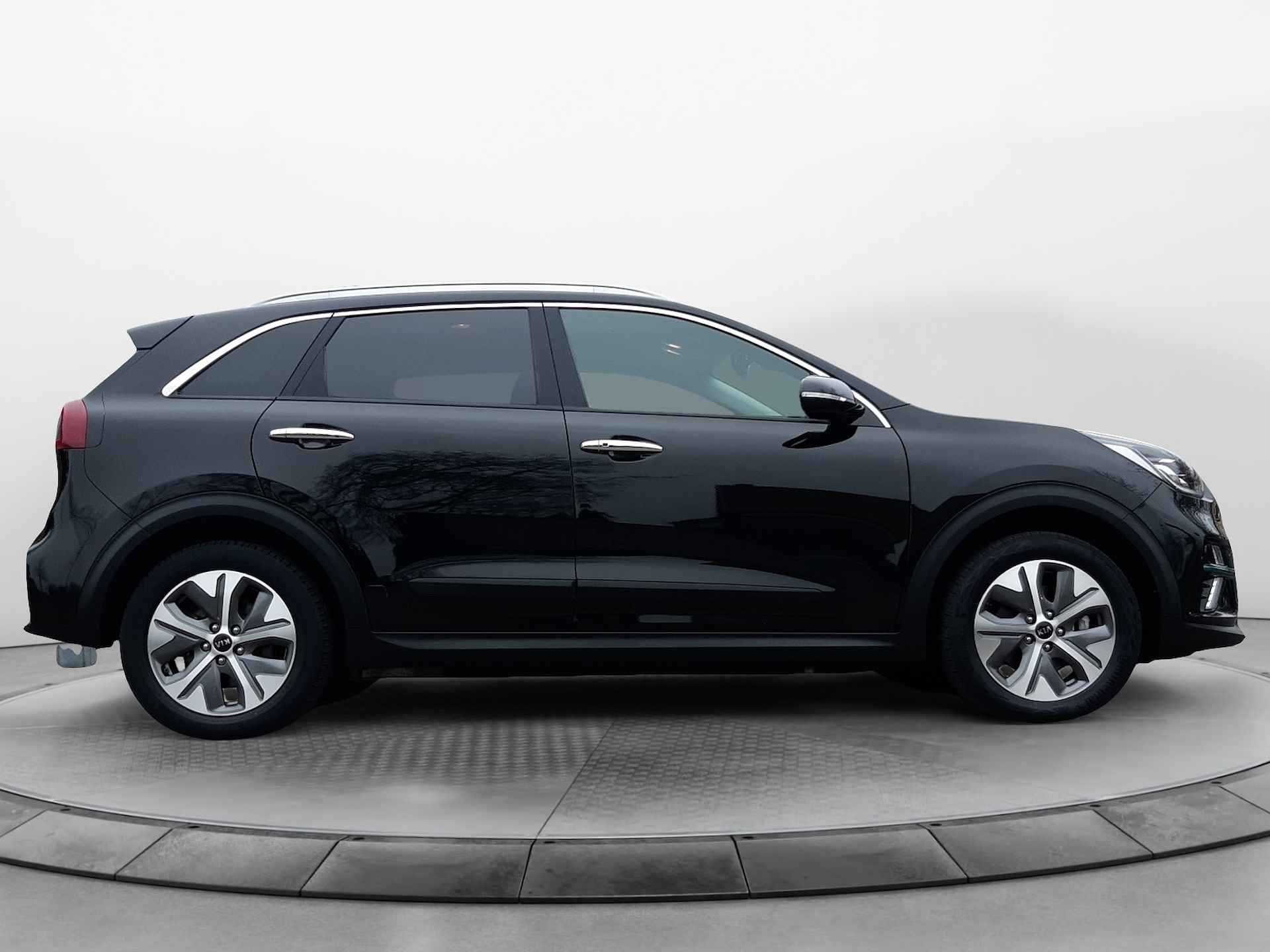 Kia e-Niro ExecutiveLine 64 kWh (204 PK 1e-Eig, Keurig-Onderh, 12-Mnd-BOVAG, NL-Auto, Leer, Navigatie/Apple-Carplay/Android-Auto, Adaptive-Cruisecontrol, Keyless-Entry/Start, Parkeersensoren-V+A, Achteruitrijcamera, DAB, Premium-Audio, Stoelverwarming-V+A, Stoelventilatie, Stuurverwarming, Lm-Velgen-17Inch, Privacy-Glas - 5/37