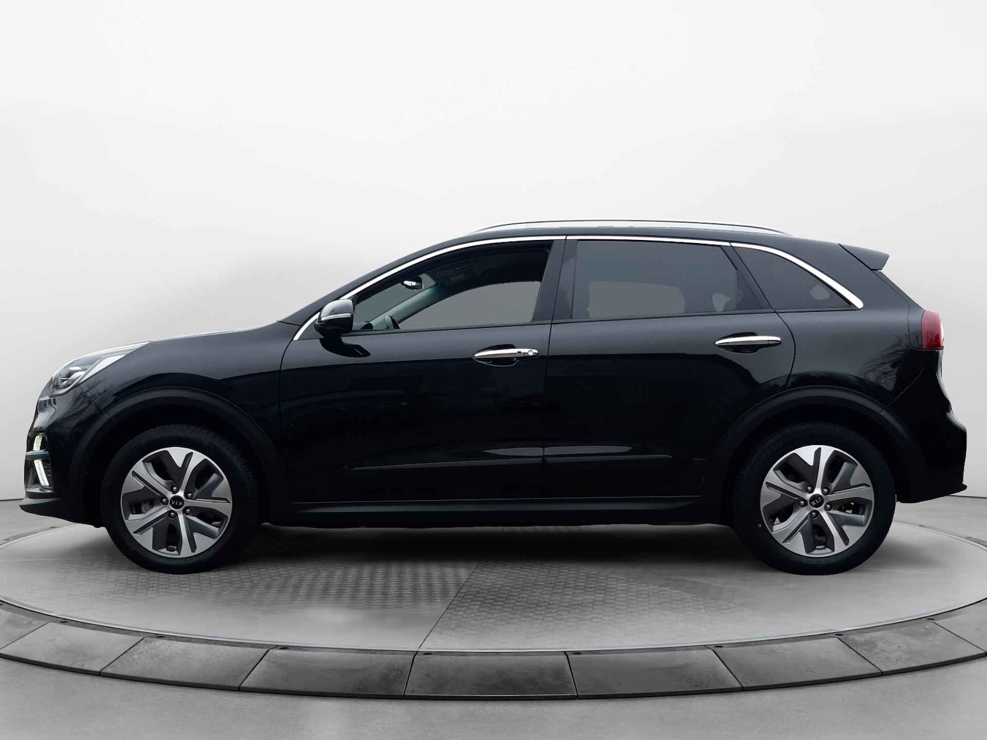 Kia e-Niro ExecutiveLine 64 kWh (204 PK 1e-Eig, Keurig-Onderh, 12-Mnd-BOVAG, NL-Auto, Leer, Navigatie/Apple-Carplay/Android-Auto, Adaptive-Cruisecontrol, Keyless-Entry/Start, Parkeersensoren-V+A, Achteruitrijcamera, DAB, Premium-Audio, Stoelverwarming-V+A, Stoelventilatie, Stuurverwarming, Lm-Velgen-17Inch, Privacy-Glas - 15/37