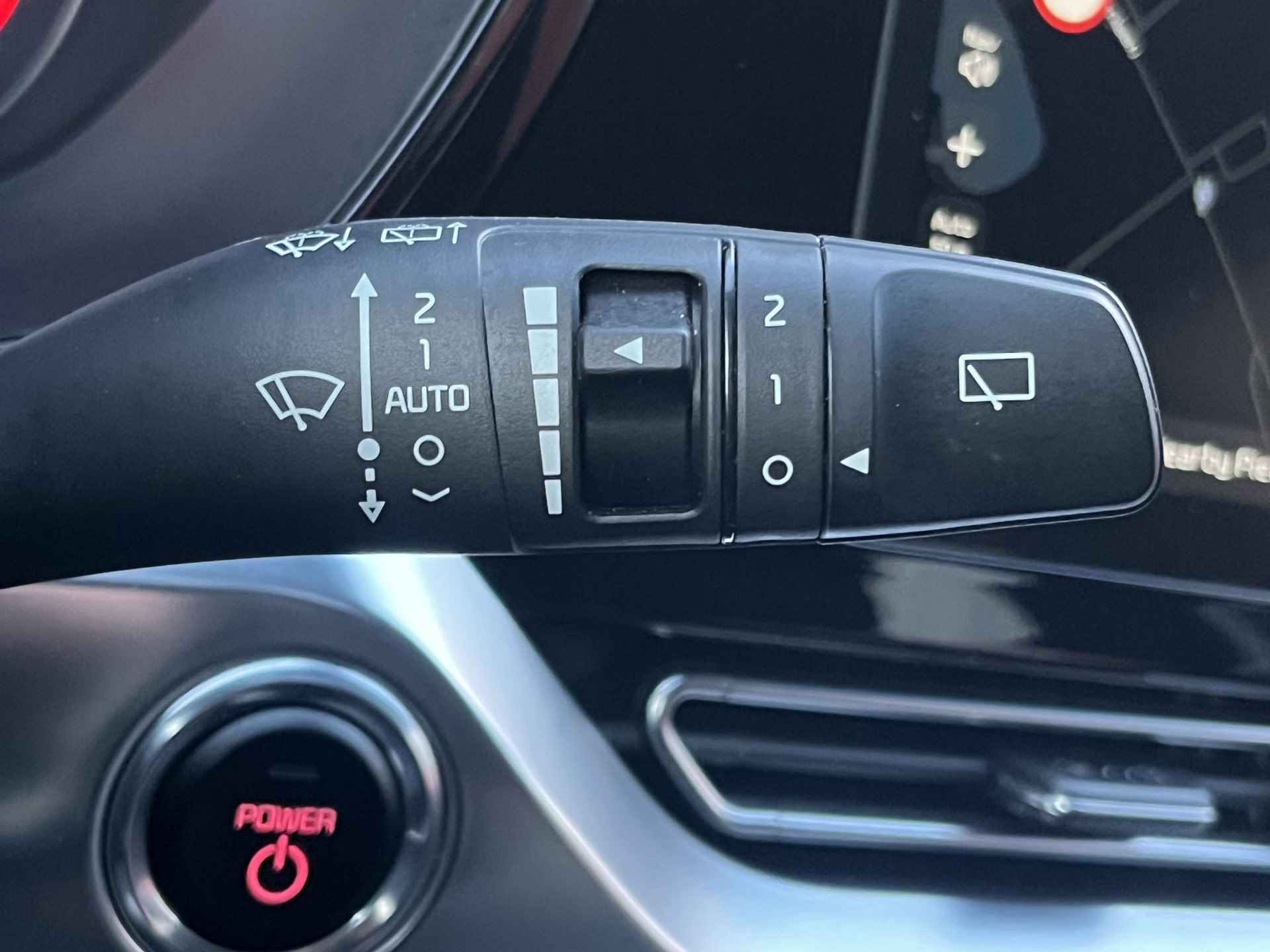 Kia e-Niro ComfortLine 64 kWh Inclusief zomer en winterset / Stoelverwarming voor / Parkeercamera / Adaptieve cruise control / Parkeersensors / Stuurverwarming / Half lederen bekleding / - 19/29