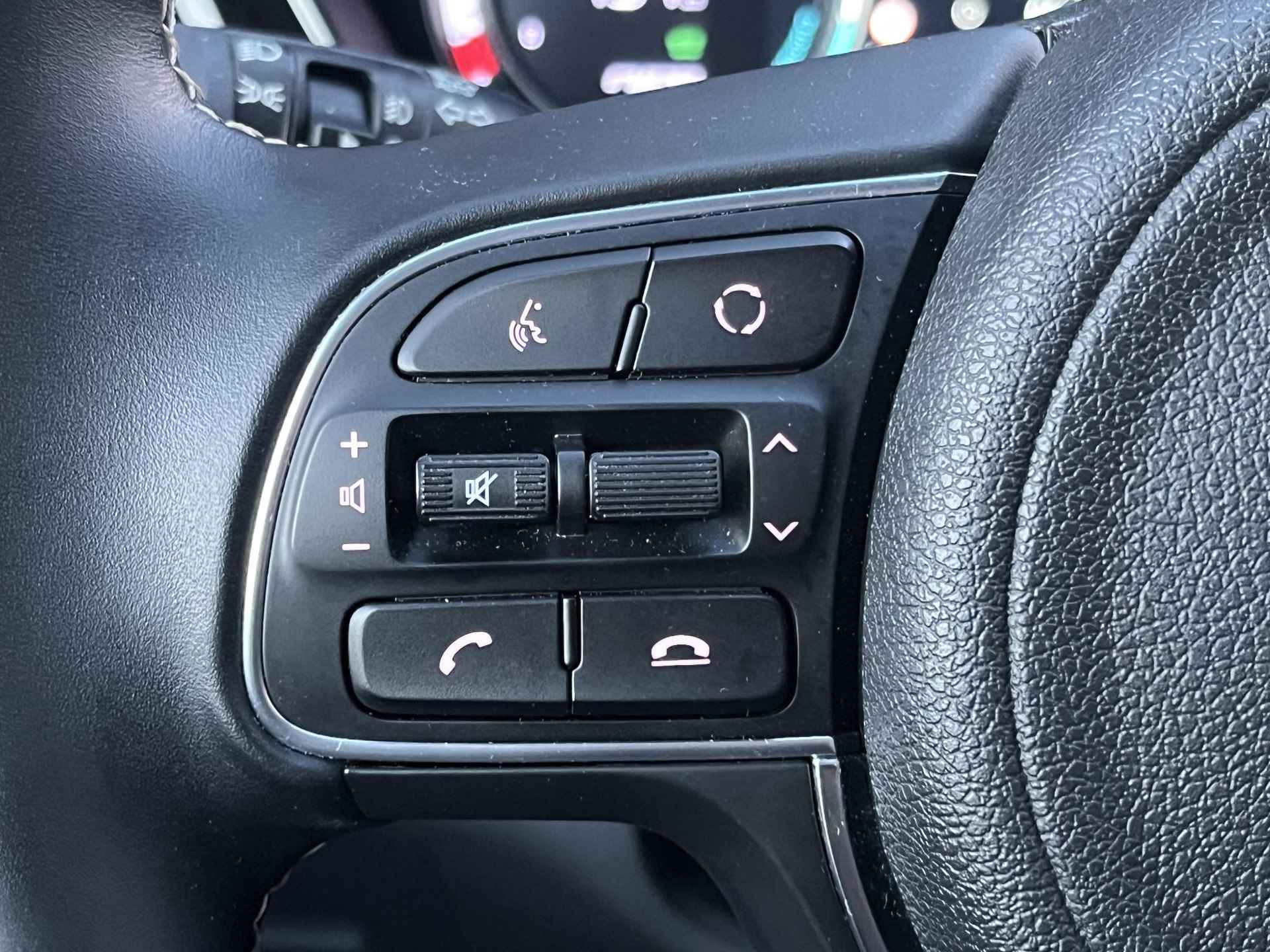 Kia e-Niro ComfortLine 64 kWh Inclusief zomer en winterset / Stoelverwarming voor / Parkeercamera / Adaptieve cruise control / Parkeersensors / Stuurverwarming / Half lederen bekleding / - 23/29