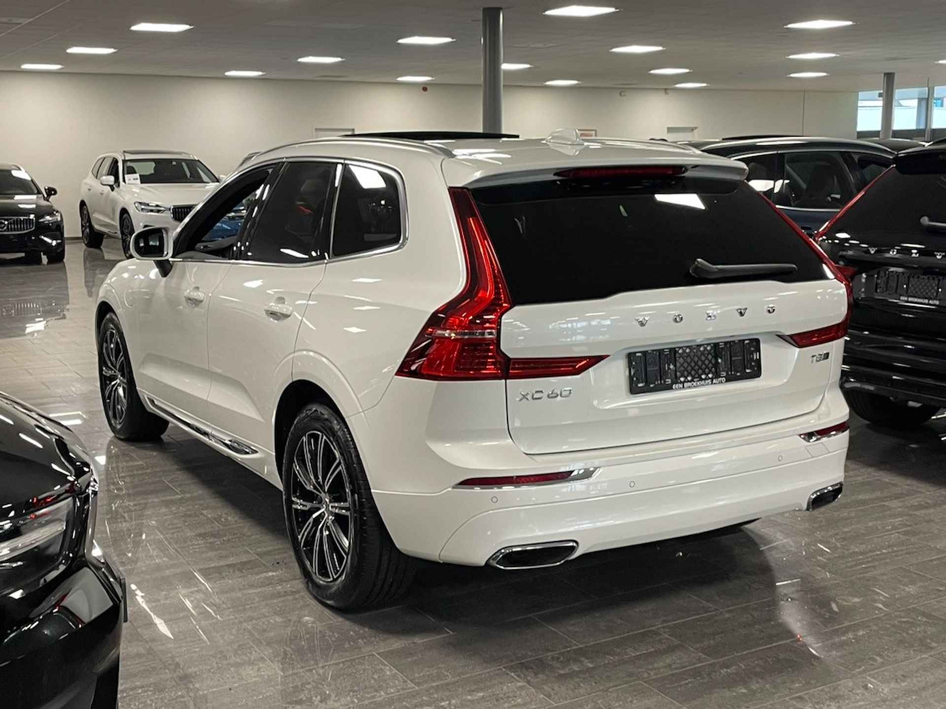 Volvo XC60 T8 AWD Recharge Inscription | Luchtvering | Trekhaak | Crystal White Met. | Adaptieve Cruise Control | Standkachel met Volvo On - 4/28