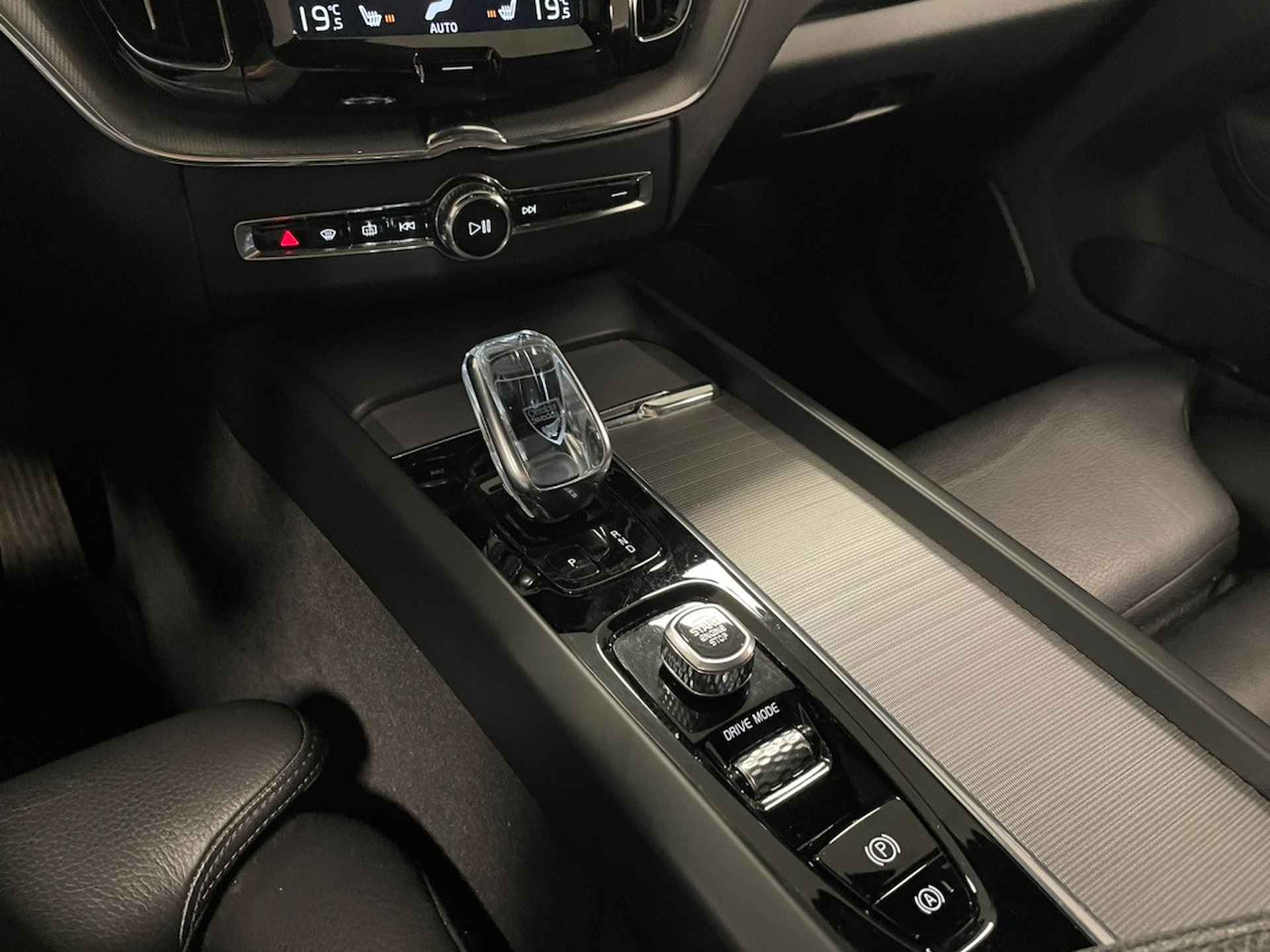 Volvo XC60 T8 AWD Recharge Inscription | Luchtvering | Trekhaak | Crystal White Met. | Adaptieve Cruise Control | Standkachel met Volvo On - 26/28