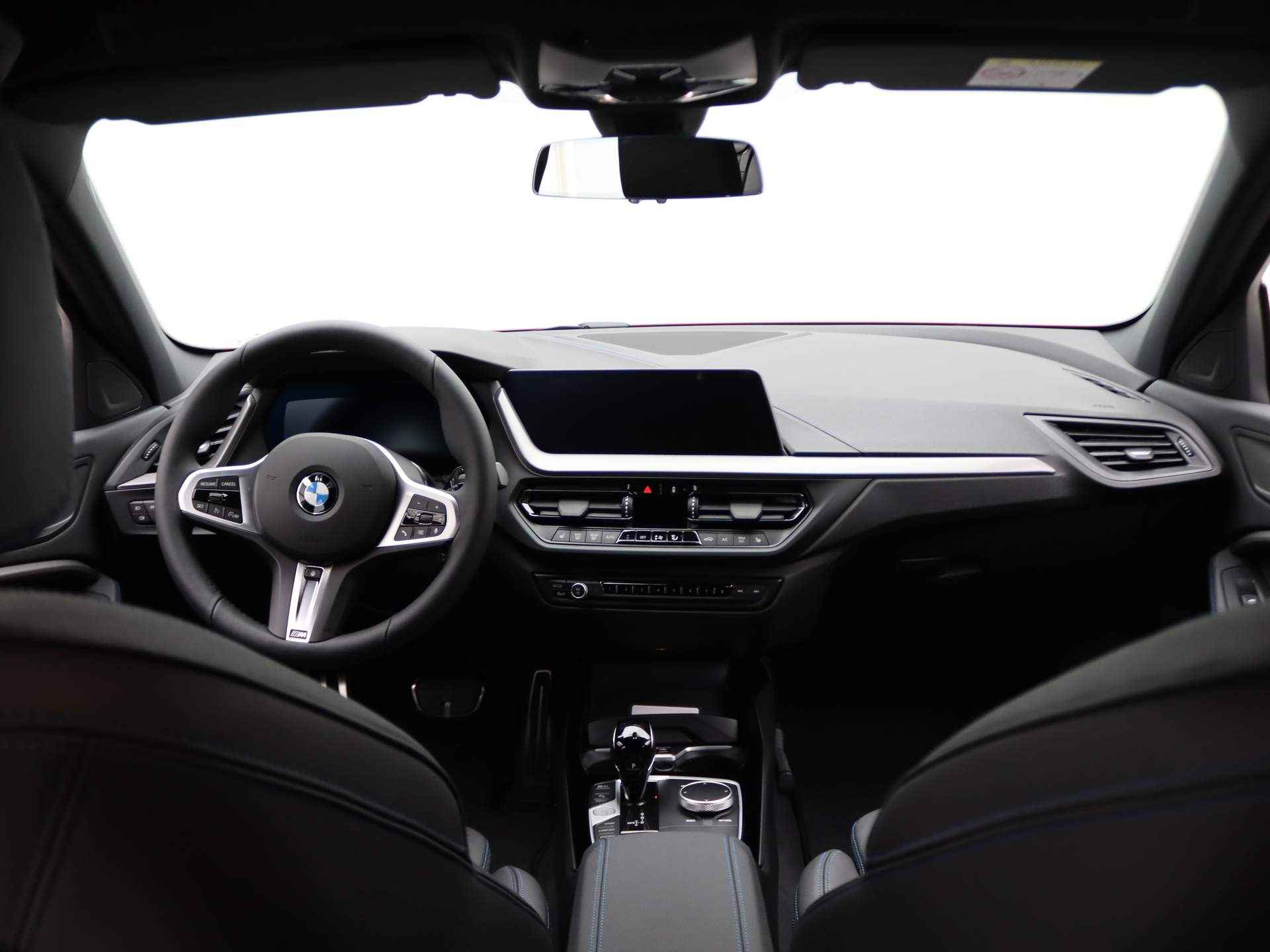 BMW 1 Serie 5-deurs 118i M Sportpakket Pro Comfort Pack / Comfort Access / Achteruitrijcamera / Buitenspiegels Elektrisch Inklapbaar / 18'' - 6/20