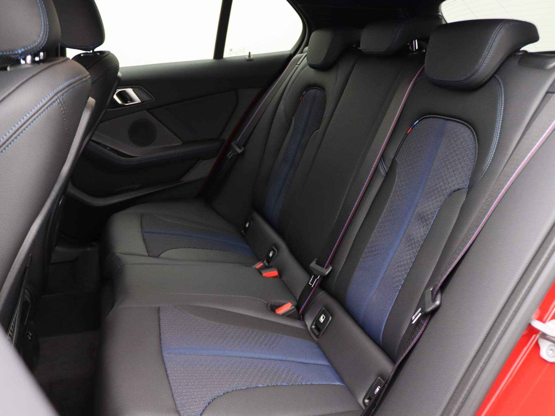 BMW 1 Serie 5-deurs 118i M Sportpakket Pro Comfort Pack / Comfort Access / Achteruitrijcamera / Buitenspiegels Elektrisch Inklapbaar / 18'' - 9/20