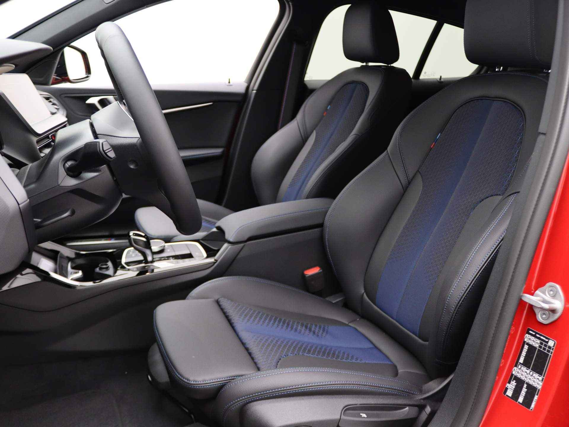BMW 1 Serie 5-deurs 118i M Sportpakket Pro Comfort Pack / Comfort Access / Achteruitrijcamera / Buitenspiegels Elektrisch Inklapbaar / 18'' - 10/20