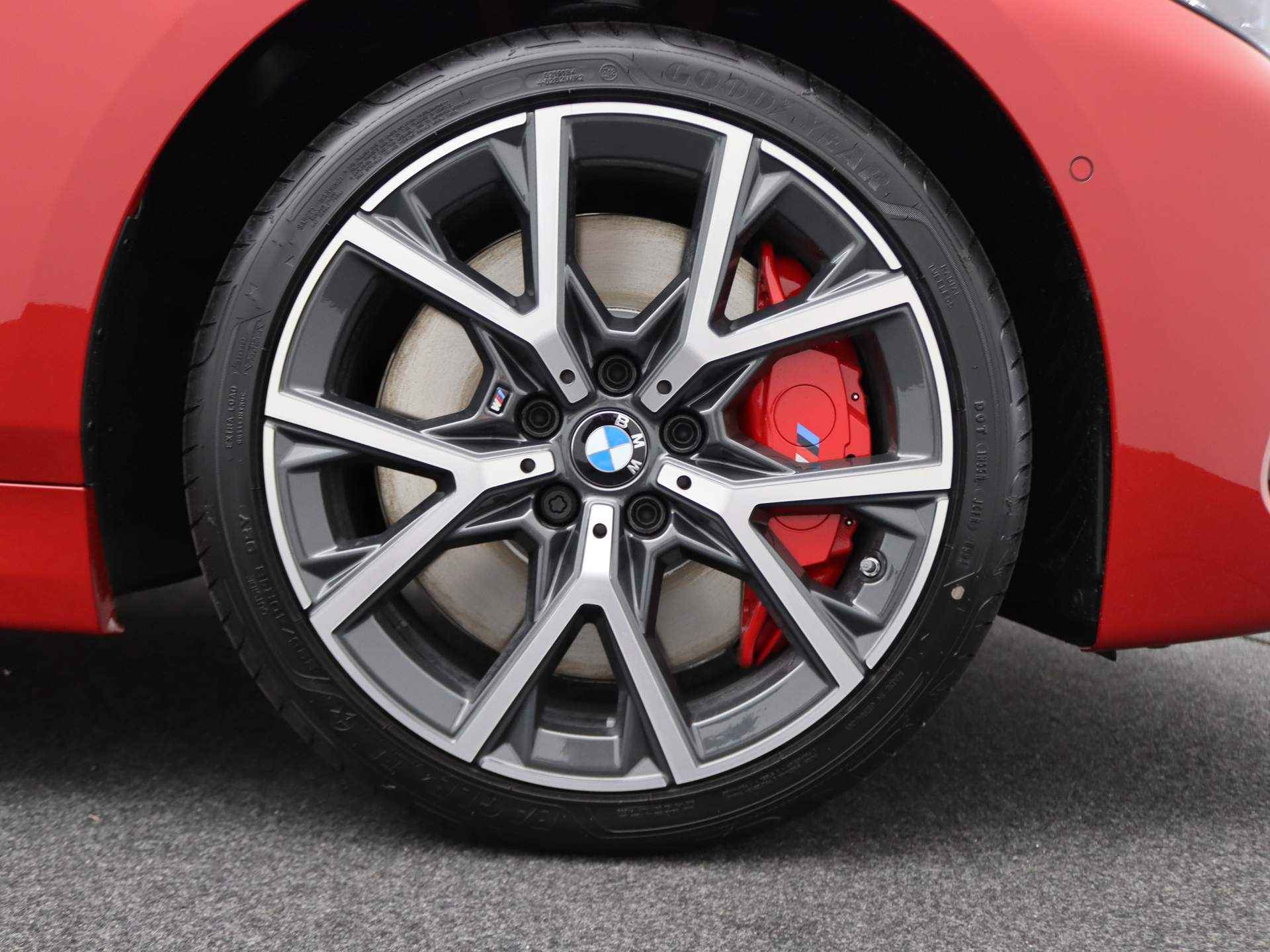 BMW 1 Serie 5-deurs 118i M Sportpakket Pro Comfort Pack / Comfort Access / Achteruitrijcamera / Buitenspiegels Elektrisch Inklapbaar / 18'' - 19/20