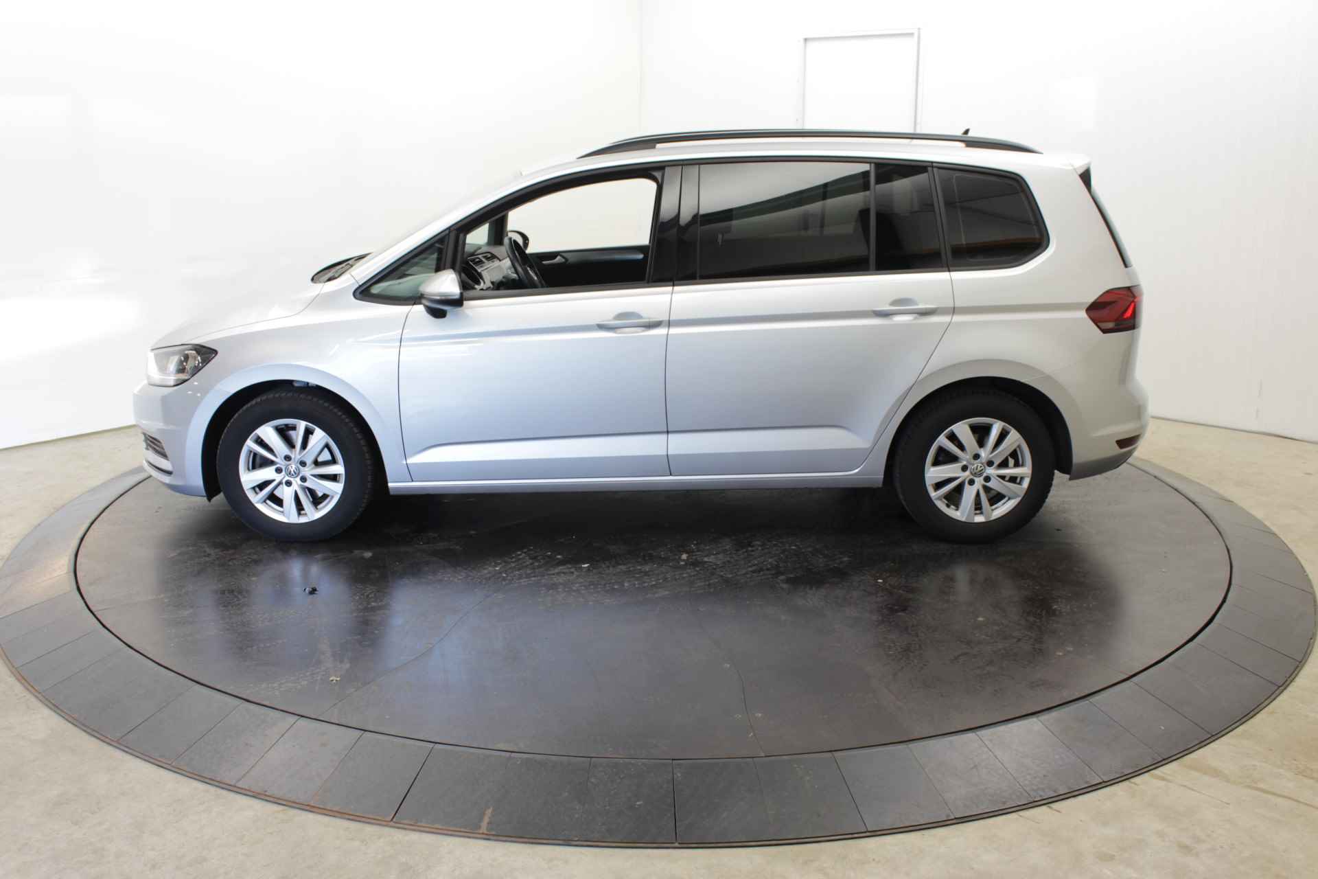 Volkswagen Touran 1.5 TSI 7Pers DSG EL Trekh Navi App-connect PDC V+A Adapt.cruise - 9/45