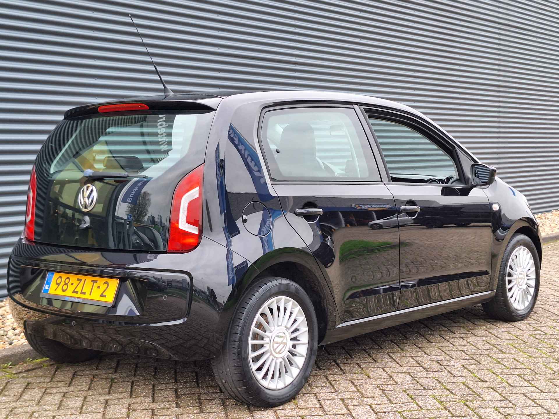 Volkswagen up! 1.0 high up! BlueMotion | Navigatie | Bluetooth | Parkeersensoren | Airco | Lichtmetalen Velgen | Lederen Bekleding Met Stoelverwarming | - 39/42