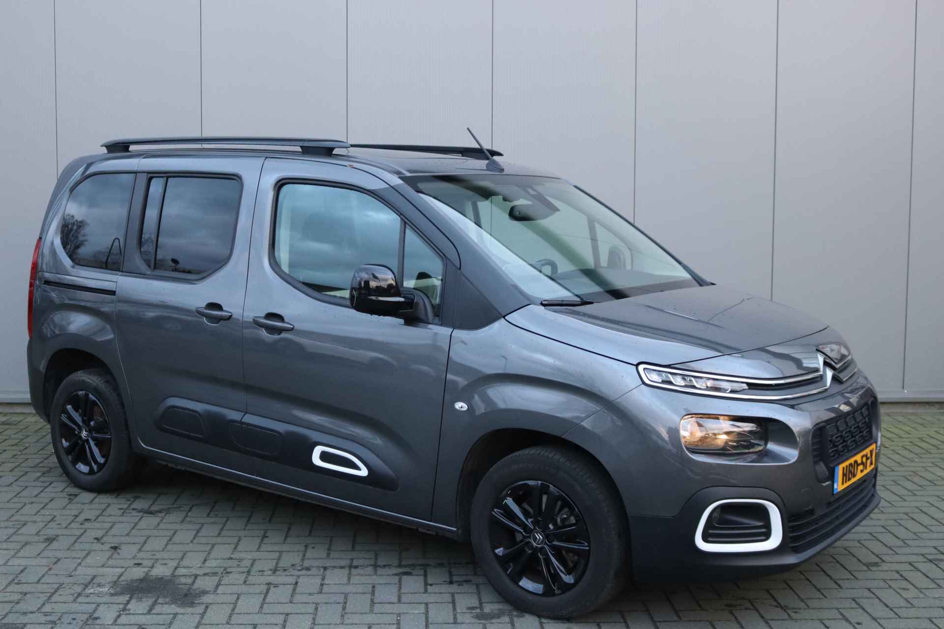 Citroën Berlingo 1.2 PureT. 130PK Automaat Shine Panoramadak/Navigatie/Camera/Parkeerhulp - 2/32