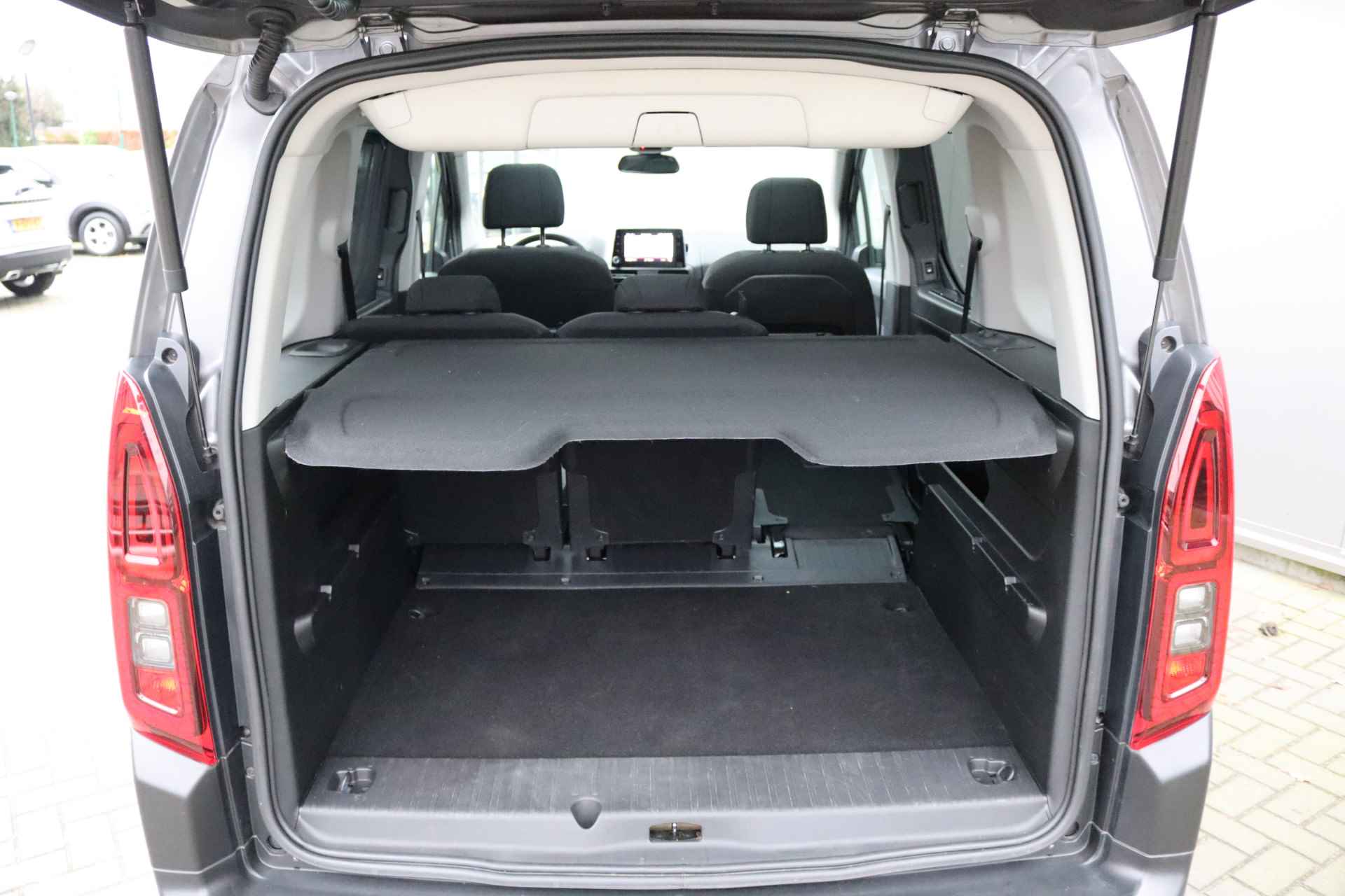 Citroën Berlingo 1.2 PureT. 130PK Automaat Shine Panoramadak/Navigatie/Camera/Parkeerhulp - 28/32