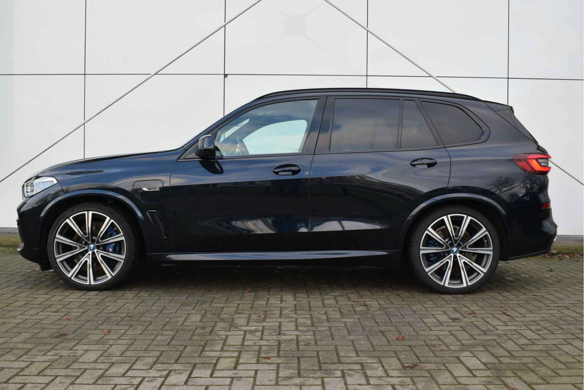 BMW X5 xDrive45e High Executive M Sport Automaat / Panoramadak / Trekhaak / Adaptive Air Suspension / Bowers & Wilkins / Stoelverwarming / Laserlight / Head-Up / Parking Assistant Plus - 3/41