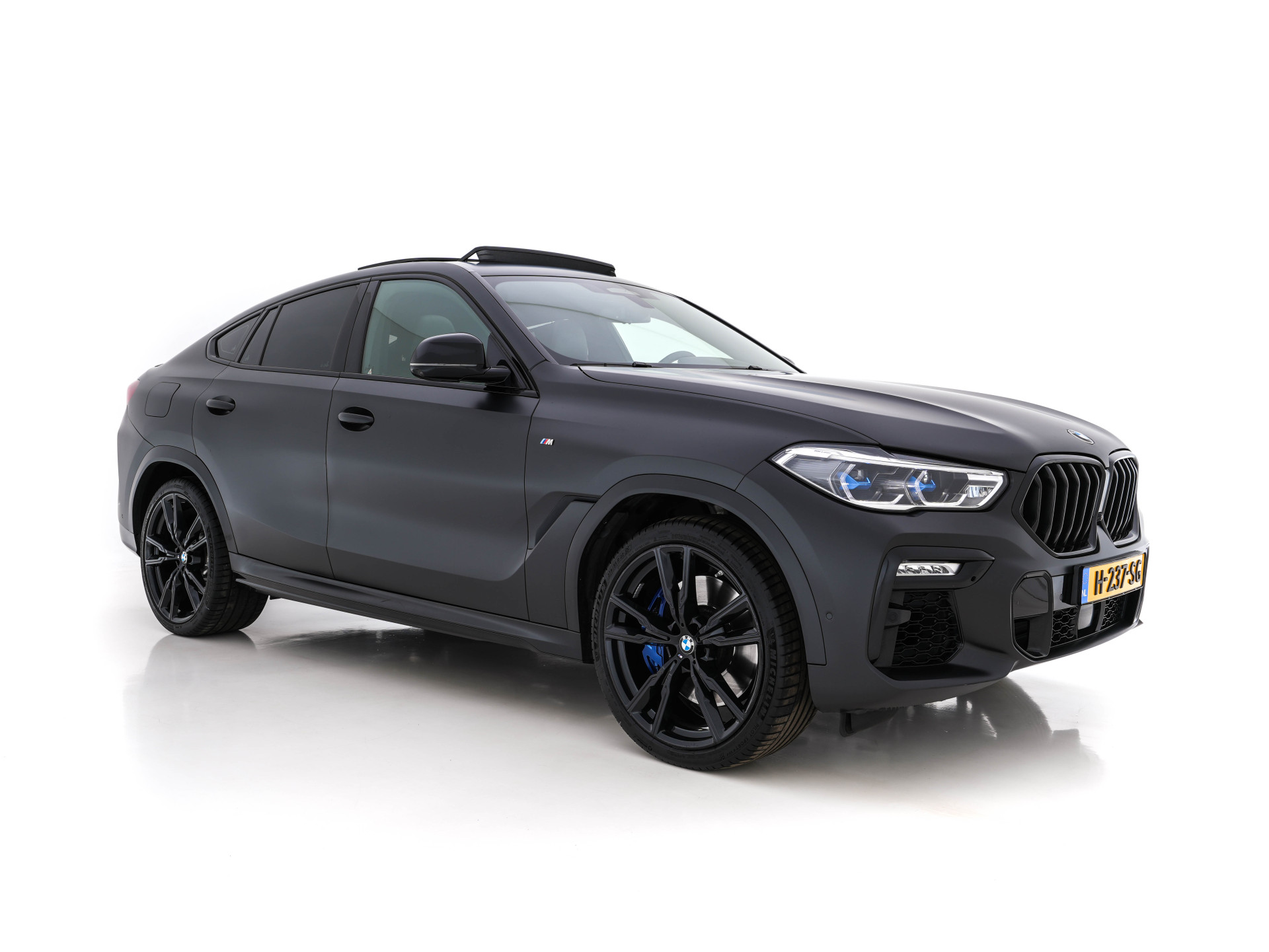 BMW X6 M50i High Executive Aut. *PANO | LASER-LED | BOWERS&WILKINS-DIAMOND | MERINO-VOLLEDER |  ADAPTIVE-CRUISE | HUD | SOFT-CLOSE | SURROUND-VIEW | ICONIC-GLOW-GRILLE | KEYLESS | DAB | MASSAGE | VIRTUAL | MEMORY-PACK