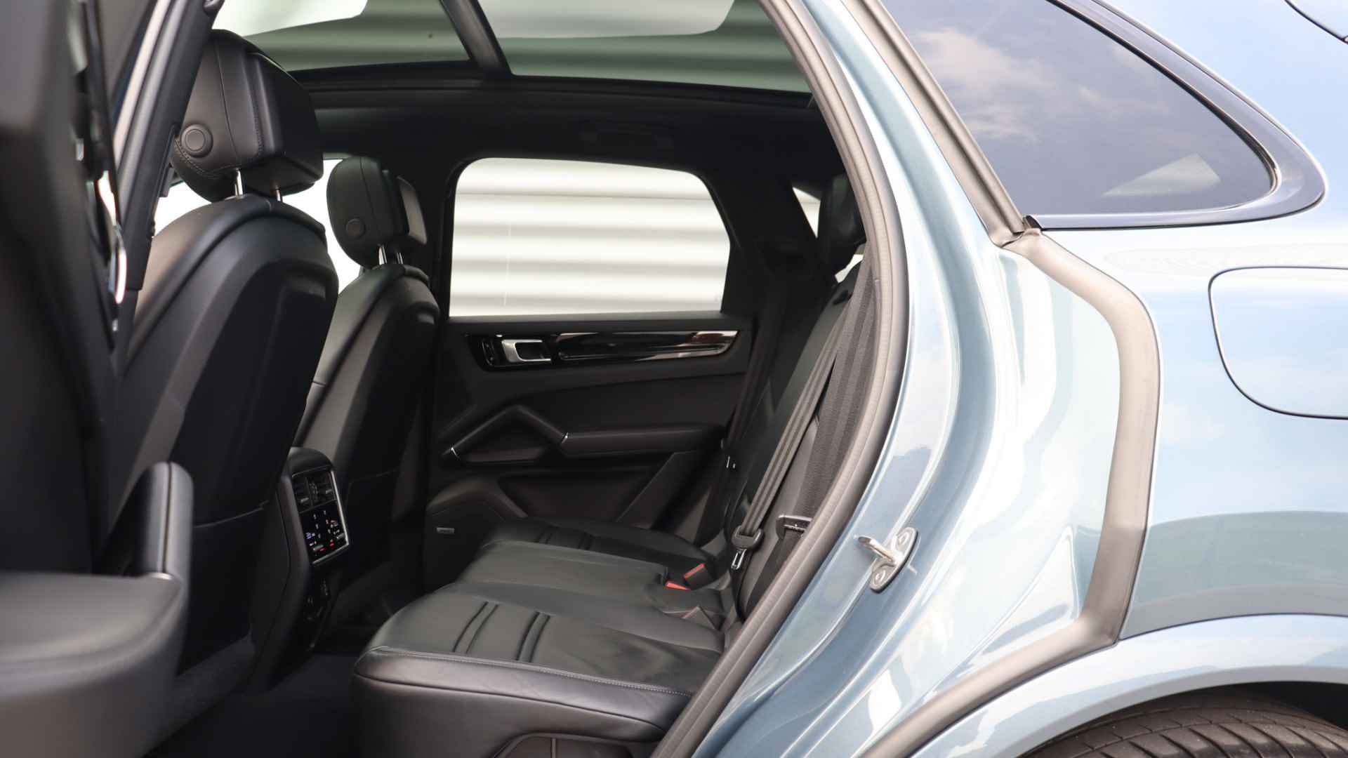 Porsche Cayenne 3.0 E-Hybrid | Massage | Panoramadak | Stoelventilatie | Nachtzicht-assistent | BOSE Sound | LED Matrix - 25/34