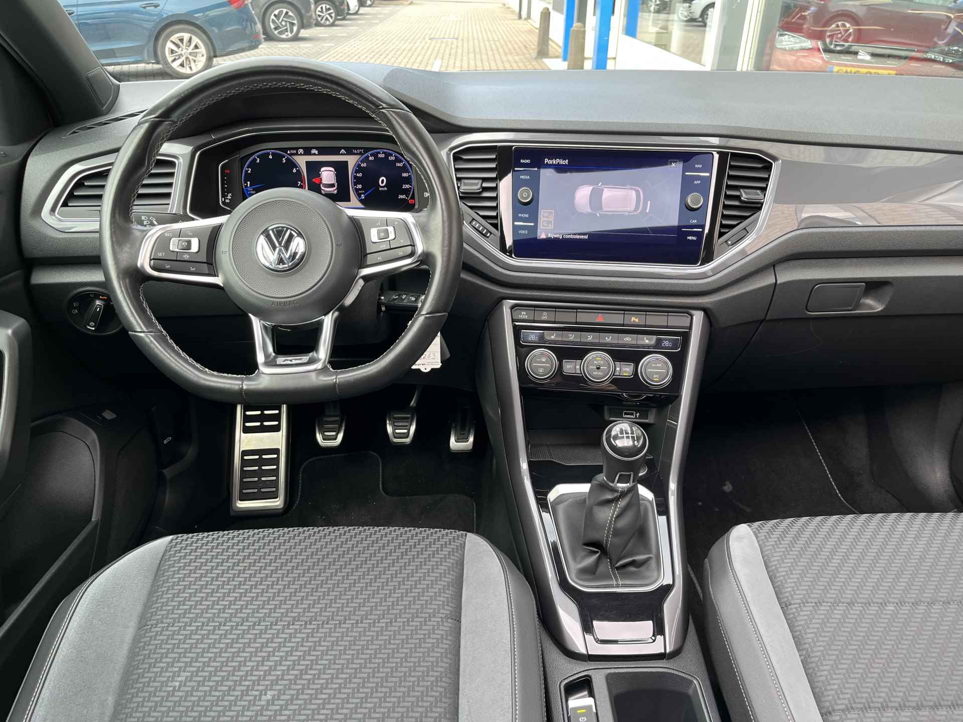 Volkswagen T-Roc 1.5 TSI 2x R-Line / PANO/ CAMERA/ PARK. SENSOREN/ LED/ DODE HOEK/ STOEL VERWARM./ DIGITAL DASHBOARD/ ADAPT. CRUISE/ BLUETOOTH/ NAVI/ CLIMA/ DAB/ - 8/37