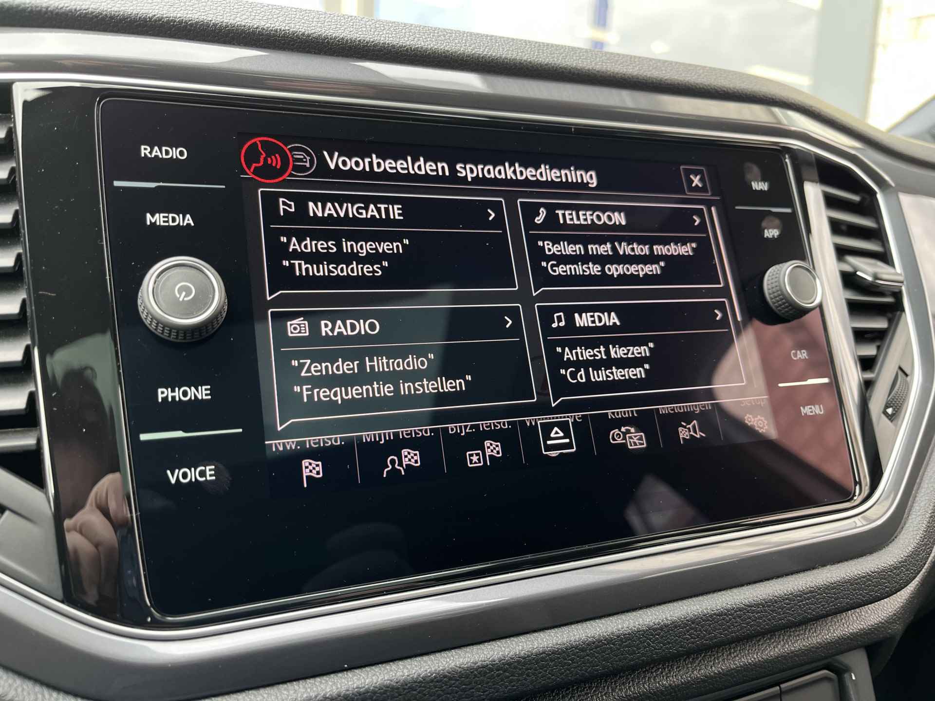 Volkswagen T-Roc 1.5 TSI 2x R-Line / PANO/ CAMERA/ PARK. SENSOREN/ LED/ DODE HOEK/ STOEL VERWARM./ DIGITAL DASHBOARD/ ADAPT. CRUISE/ BLUETOOTH/ NAVI/ CLIMA/ DAB/ - 18/37