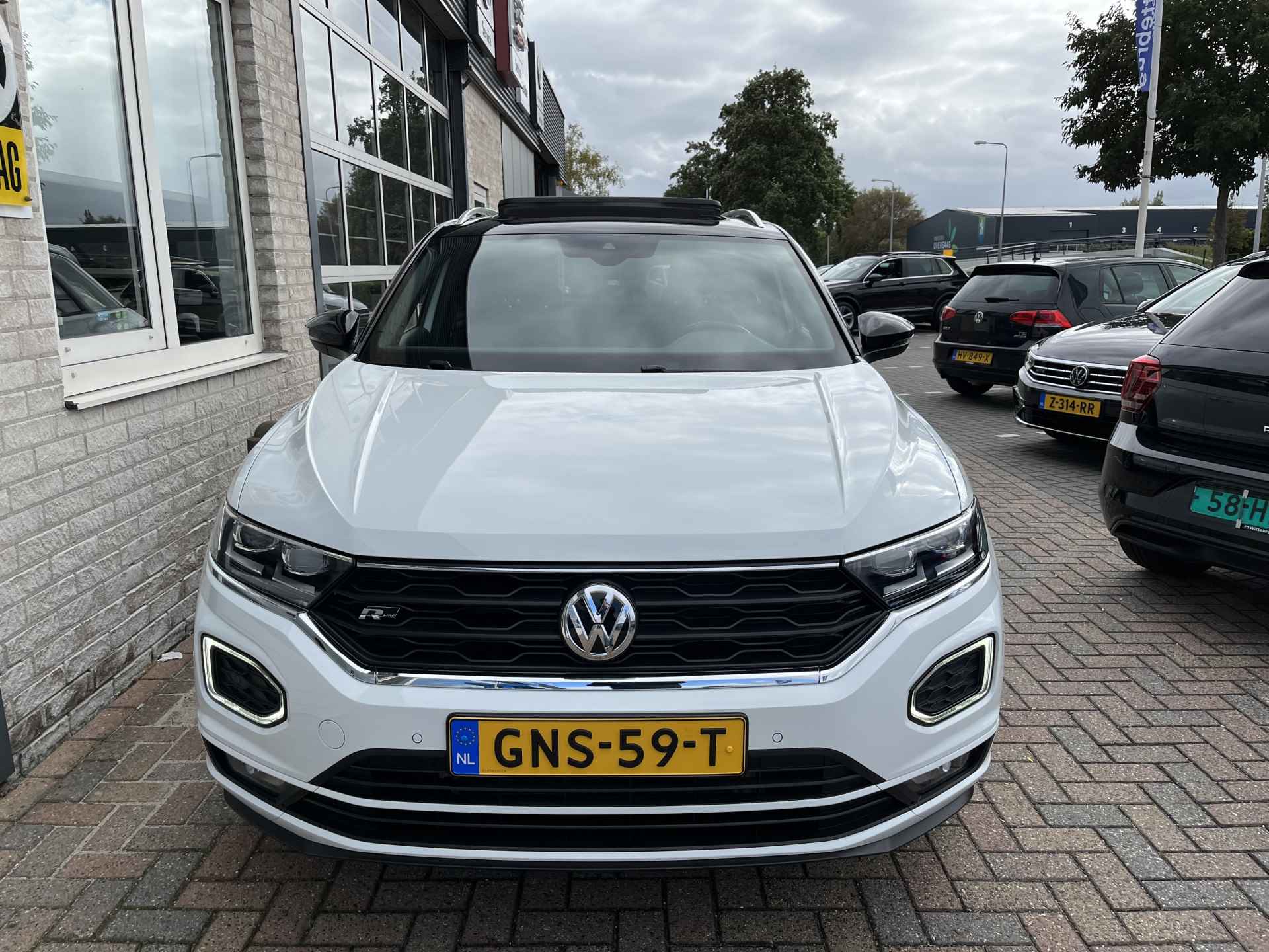 Volkswagen T-Roc 1.5 TSI 2x R-Line / PANO/ CAMERA/ PARK. SENSOREN/ LED/ DODE HOEK/ STOEL VERWARM./ DIGITAL DASHBOARD/ ADAPT. CRUISE/ BLUETOOTH/ NAVI/ CLIMA/ DAB/ - 30/37