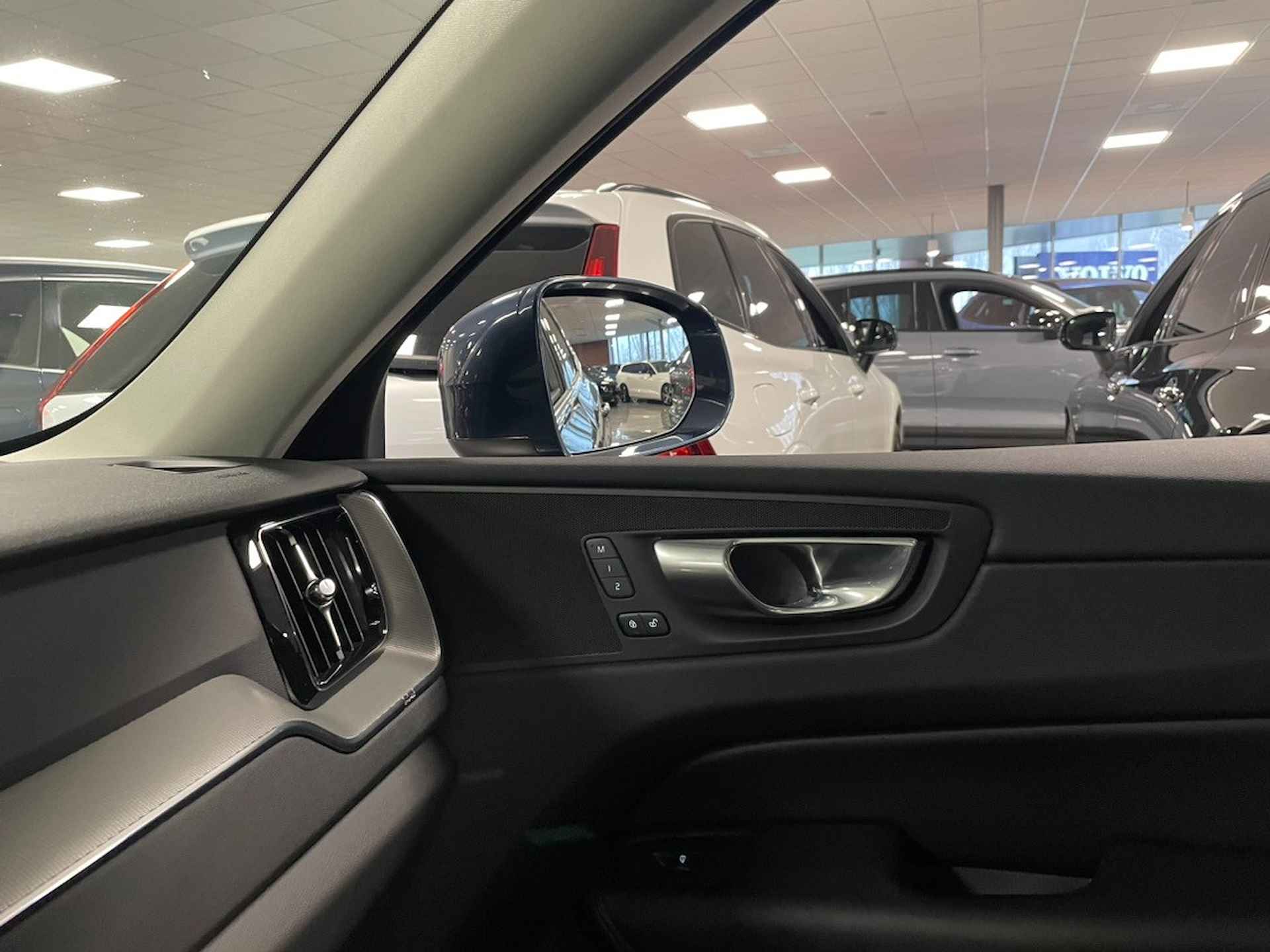 Volvo XC60 T6 AWD Recharge Plus Bright | Trekhaak | Adaptieve Cruise Control | Parkeercamera | Voorverwarming met Volvo On Call App | Stoel - 27/31