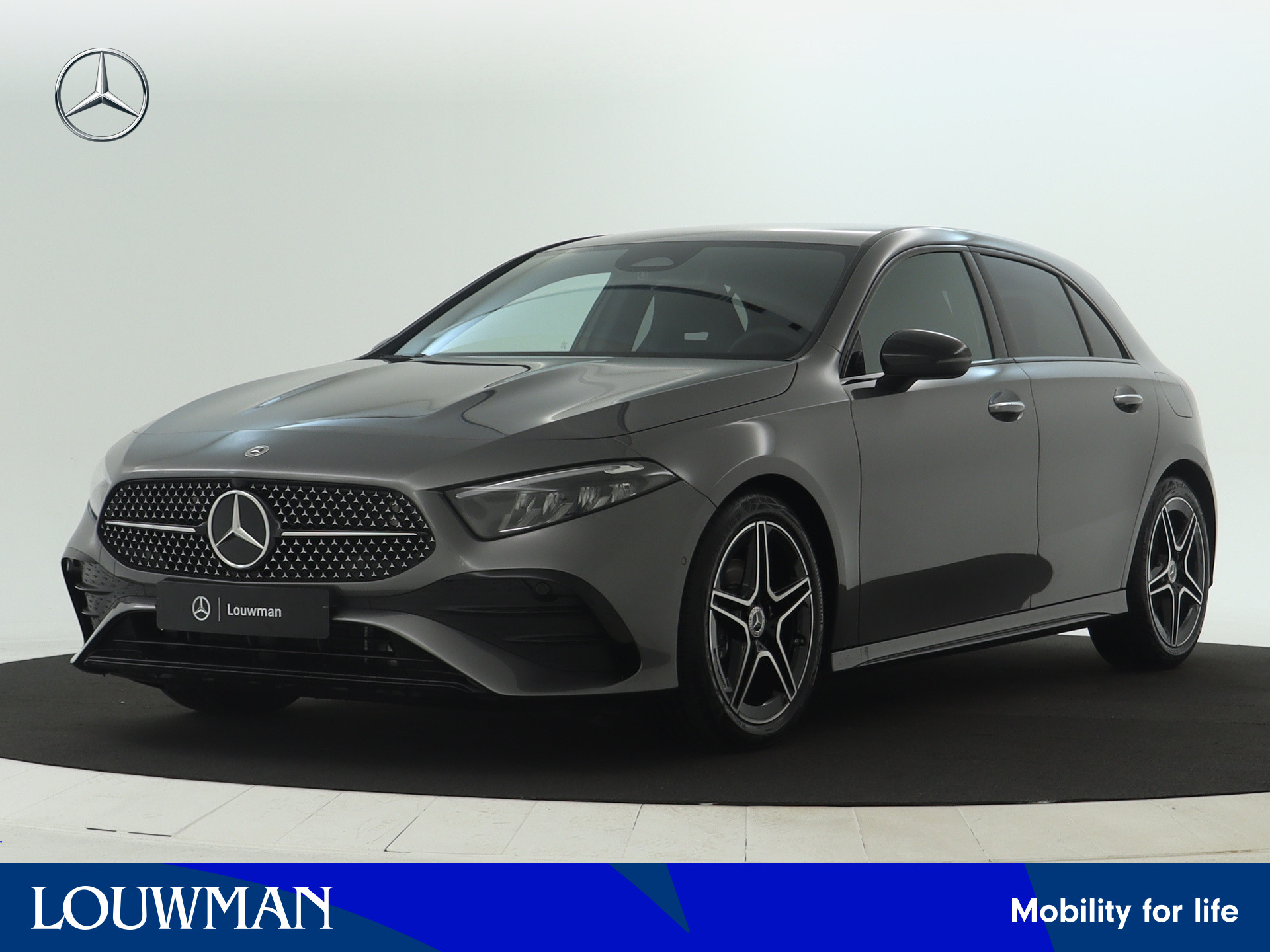 Mercedes-Benz A-Klasse 180 AMG Line LIMITED Edition | Nightpakket | Dodehoekassistent | Parkeerpakket met achteruitrijcamera | KEYLESS GO | Extra USB-poorten | Sfeerverlichting | Verwarmde stoelen vooraan | Draadloos oplaadsysteem voor smartphone |