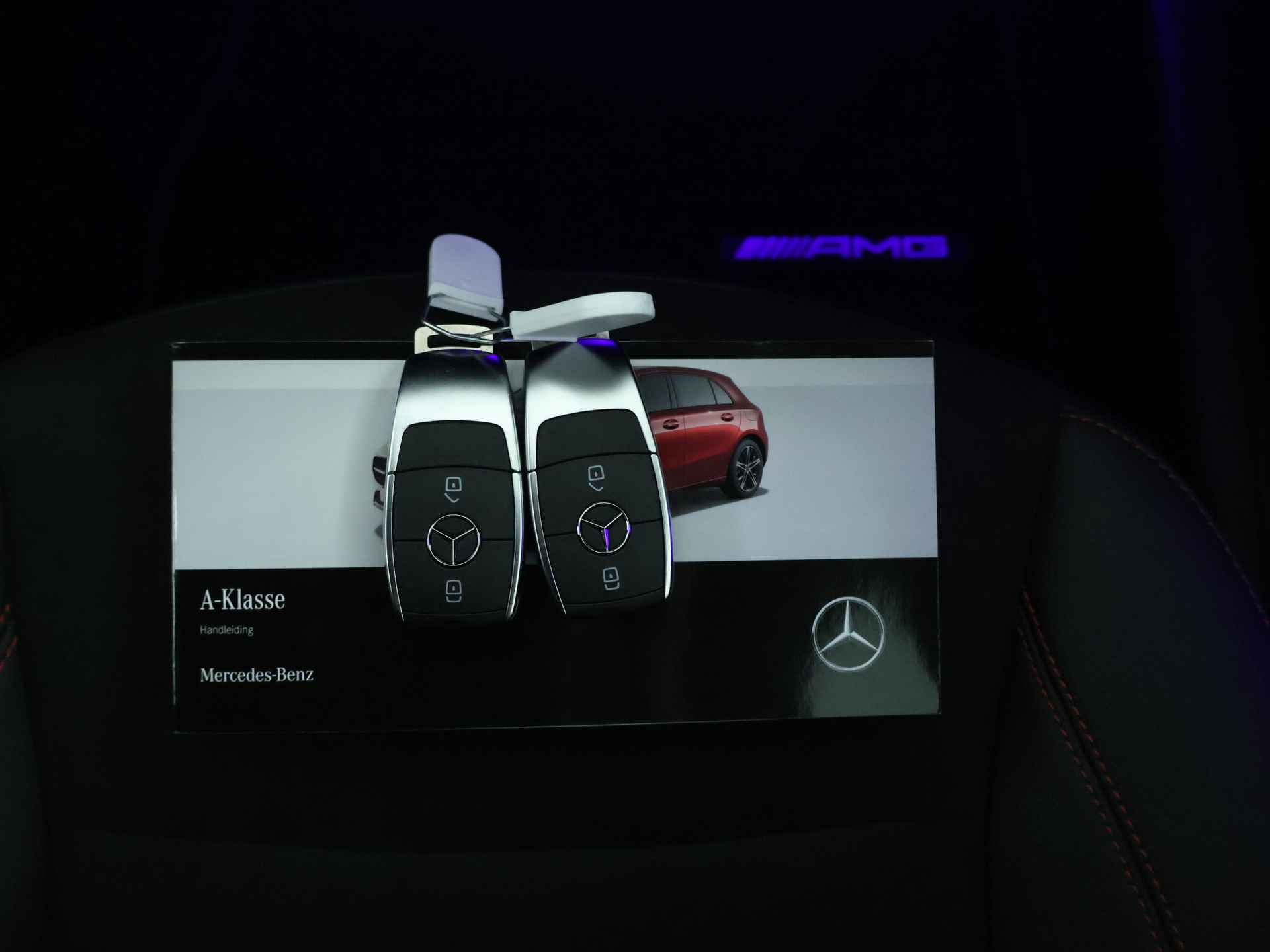 Mercedes-Benz A-Klasse 180 AMG Line LIMITED Edition | Nightpakket | Dodehoekassistent | Parkeerpakket met achteruitrijcamera | KEYLESS GO | Extra USB-poorten | Sfeerverlichting | Verwarmde stoelen vooraan | Draadloos oplaadsysteem voor smartphone | - 10/39