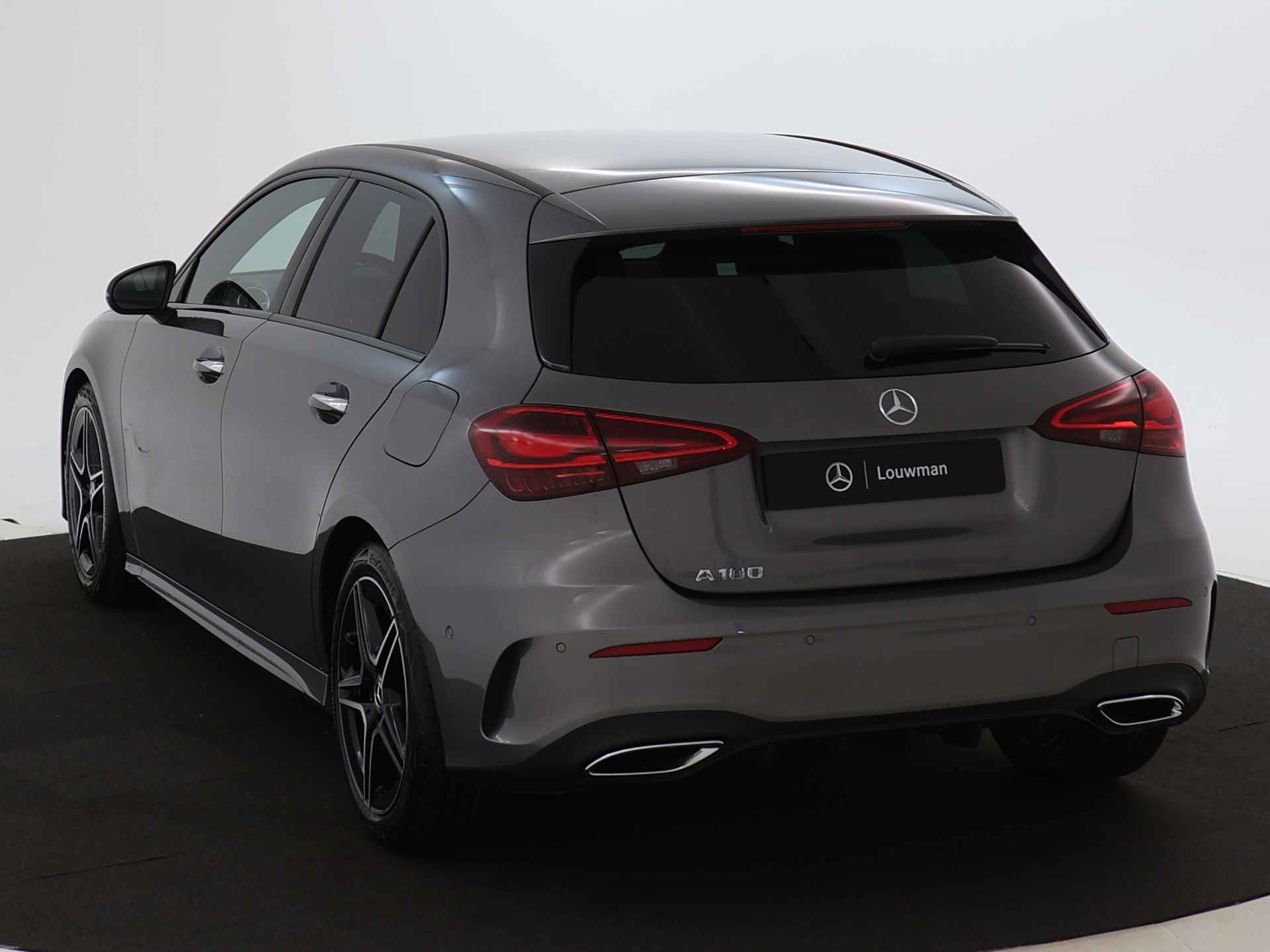 Mercedes-Benz A-Klasse 180 AMG Line LIMITED Edition | Nightpakket | Dodehoekassistent | Parkeerpakket met achteruitrijcamera | KEYLESS GO | Extra USB-poorten | Sfeerverlichting | Verwarmde stoelen vooraan | Draadloos oplaadsysteem voor smartphone | - 13/39