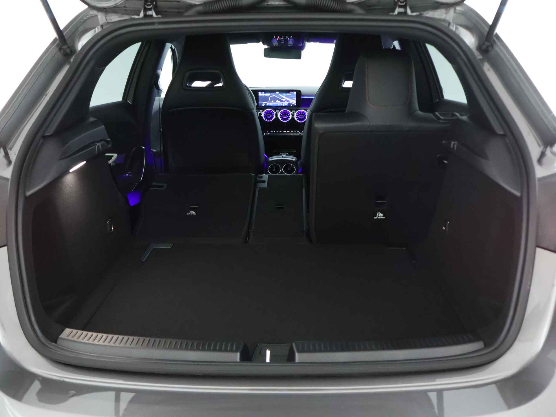 Mercedes-Benz A-Klasse 180 AMG Line LIMITED Edition | Nightpakket | Dodehoekassistent | Parkeerpakket met achteruitrijcamera | KEYLESS GO | Extra USB-poorten | Sfeerverlichting | Verwarmde stoelen vooraan | Draadloos oplaadsysteem voor smartphone | - 32/39