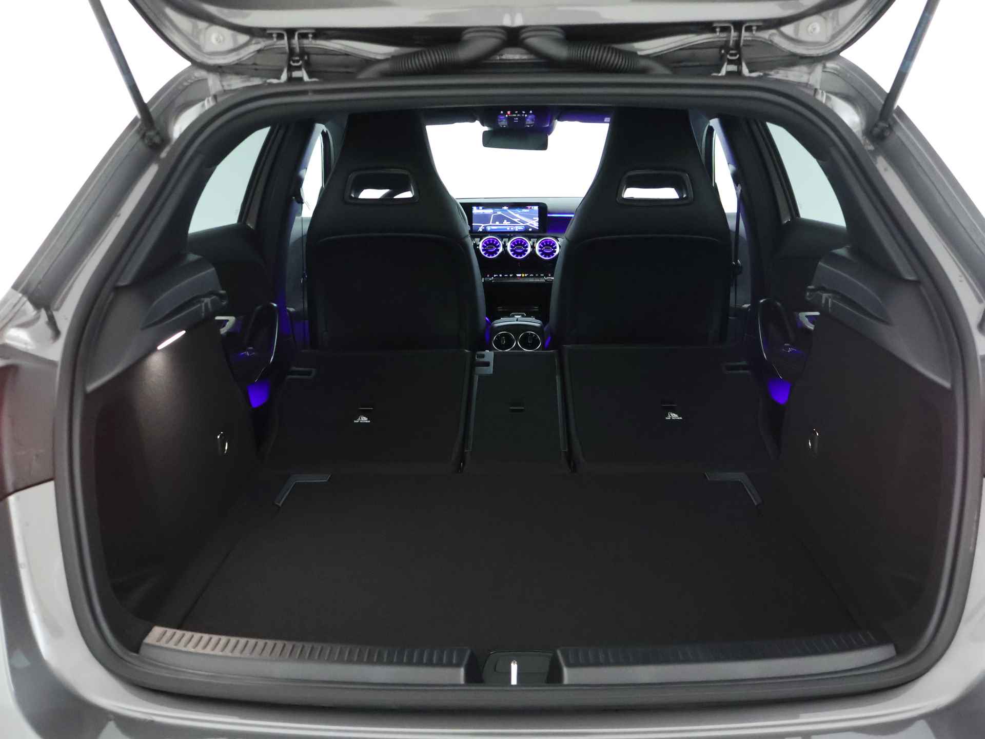 Mercedes-Benz A-Klasse 180 AMG Line LIMITED Edition | Nightpakket | Dodehoekassistent | Parkeerpakket met achteruitrijcamera | KEYLESS GO | Extra USB-poorten | Sfeerverlichting | Verwarmde stoelen vooraan | Draadloos oplaadsysteem voor smartphone | - 33/39