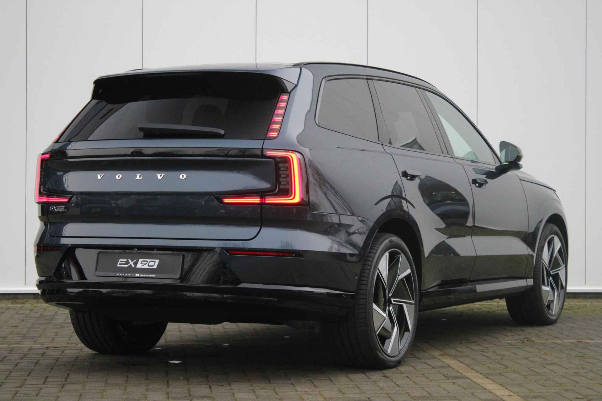 Volvo EX90 Twin Motor Performance Ultra 7p. 111 kWh Luchtvering, Adaptieve Cruise Control met Pilot Assist, Premium audio by Bowers & Wilkins, Elektrische voorstoelen + stuurwiel met geheugenfunctie, Verwarmbare voorstoelen + stuurwiel + achterbank, Panoramisch dak, Voorstoelen met massagefunctie, 360 Parkeercamera, Alarmklasse III, 4-Zone Climate Control, Head-Up Display, 22'' Lichtmetalen wielen - 2/25