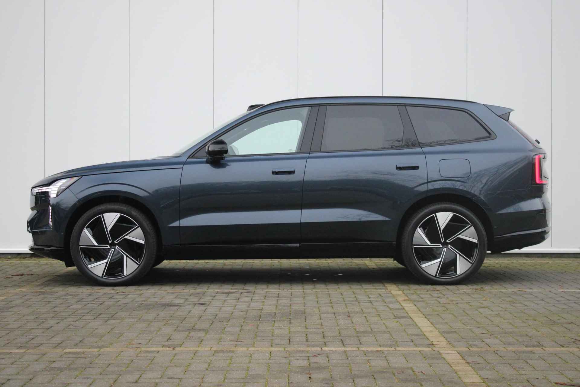 Volvo EX90 Twin Motor Performance Ultra 7p. 111 kWh Luchtvering, Adaptieve Cruise Control met Pilot Assist, Premium audio by Bowers & Wilkins, Elektrische voorstoelen + stuurwiel met geheugenfunctie, Verwarmbare voorstoelen + stuurwiel + achterbank, Panoramisch dak, Voorstoelen met massagefunctie, 360 Parkeercamera, Alarmklasse III, 4-Zone Climate Control, Head-Up Display, 22'' Lichtmetalen wielen - 8/25