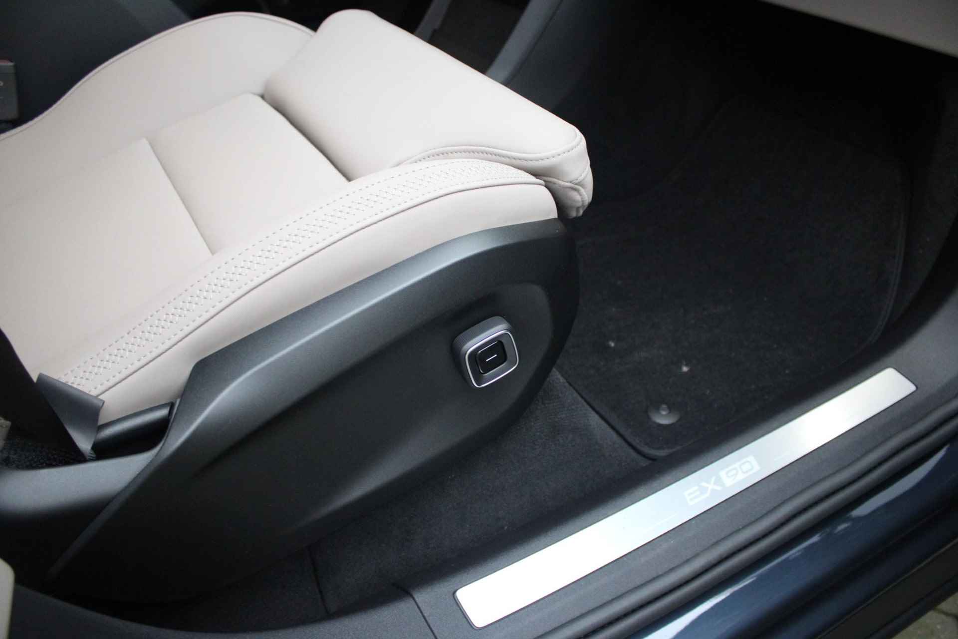 Volvo EX90 Twin Motor Performance Ultra 7p. 111 kWh Luchtvering, Adaptieve Cruise Control met Pilot Assist, Premium audio by Bowers & Wilkins, Elektrische voorstoelen + stuurwiel met geheugenfunctie, Verwarmbare voorstoelen + stuurwiel + achterbank, Panoramisch dak, Voorstoelen met massagefunctie, 360 Parkeercamera, Alarmklasse III, 4-Zone Climate Control, Head-Up Display, 22'' Lichtmetalen wielen - 12/25