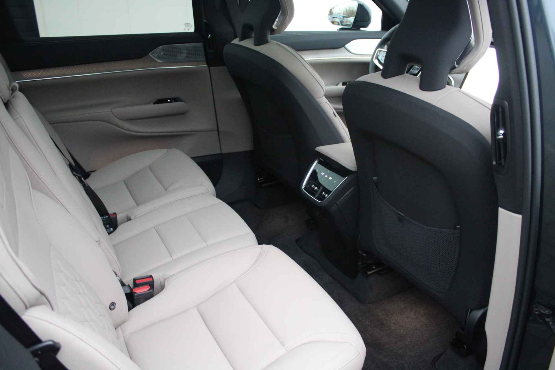 Volvo EX90 Twin Motor Performance Ultra 7p. 111 kWh Luchtvering, Adaptieve Cruise Control met Pilot Assist, Premium audio by Bowers & Wilkins, Elektrische voorstoelen + stuurwiel met geheugenfunctie, Verwarmbare voorstoelen + stuurwiel + achterbank, Panoramisch dak, Voorstoelen met massagefunctie, 360 Parkeercamera, Alarmklasse III, 4-Zone Climate Control, Head-Up Display, 22'' Lichtmetalen wielen - 15/25