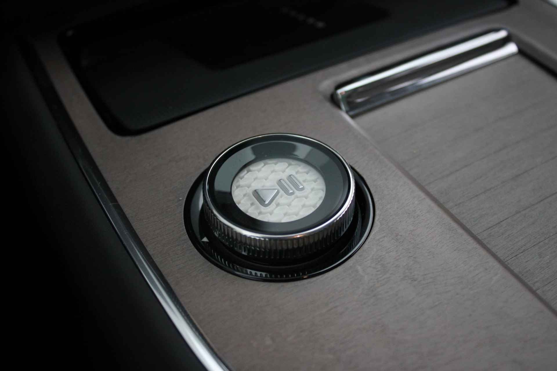 Volvo EX90 Twin Motor Performance Ultra 7p. 111 kWh Luchtvering, Adaptieve Cruise Control met Pilot Assist, Premium audio by Bowers & Wilkins, Elektrische voorstoelen + stuurwiel met geheugenfunctie, Verwarmbare voorstoelen + stuurwiel + achterbank, Panoramisch dak, Voorstoelen met massagefunctie, 360 Parkeercamera, Alarmklasse III, 4-Zone Climate Control, Head-Up Display, 22'' Lichtmetalen wielen - 22/25