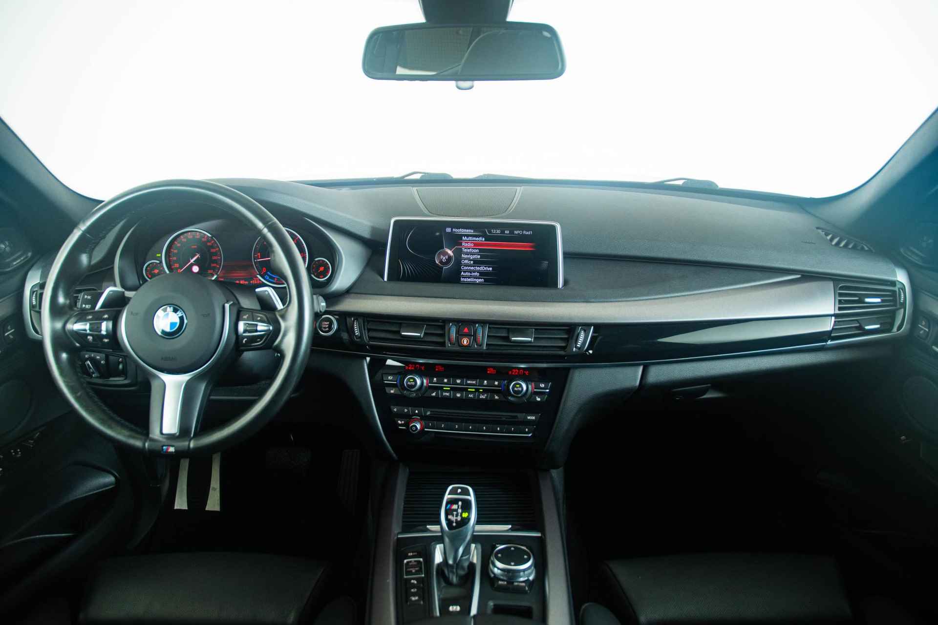 BMW X5 M50d Head-Up - Driving Assistant Plus - Panoramadak - Comfort Access - Trekhaak -Harman Kardon - Achteruitrijcamera - Comfortstoelen - Stoelventilatie - Grootlichtassistent - Lane Change Warning - Interieurvoorverwarming - Surround View - Stoelverwarming voor & achter - DAB+ - 3/47