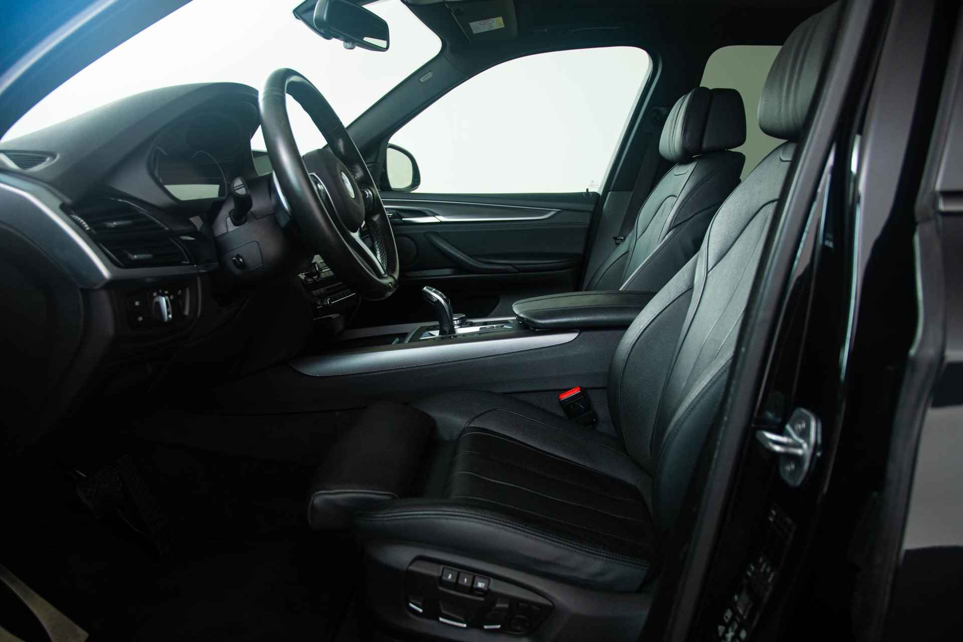 BMW X5 M50d Head-Up - Driving Assistant Plus - Panoramadak - Comfort Access - Trekhaak -Harman Kardon - Achteruitrijcamera - Comfortstoelen - Stoelventilatie - Grootlichtassistent - Lane Change Warning - Interieurvoorverwarming - Surround View - Stoelverwarming voor & achter - DAB+ - 4/47