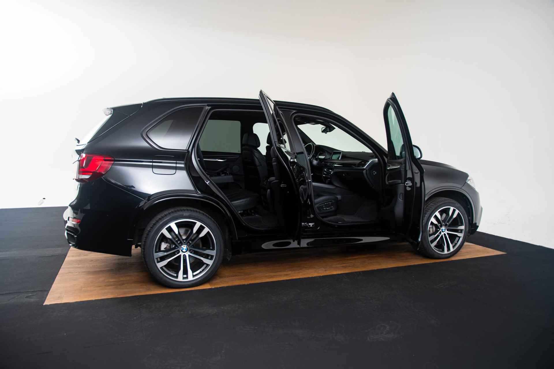 BMW X5 M50d Head-Up - Driving Assistant Plus - Panoramadak - Comfort Access - Trekhaak -Harman Kardon - Achteruitrijcamera - Comfortstoelen - Stoelventilatie - Grootlichtassistent - Lane Change Warning - Interieurvoorverwarming - Surround View - Stoelverwarming voor & achter - DAB+ - 7/47