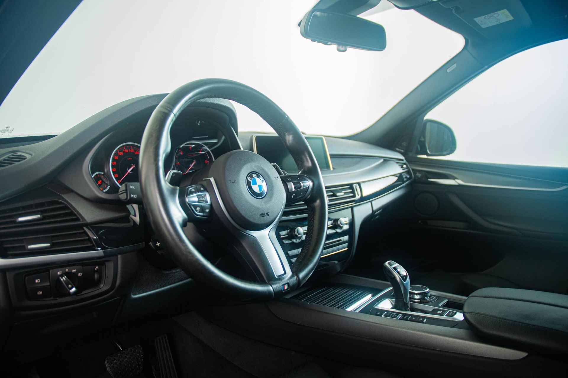 BMW X5 M50d Head-Up - Driving Assistant Plus - Panoramadak - Comfort Access - Trekhaak -Harman Kardon - Achteruitrijcamera - Comfortstoelen - Stoelventilatie - Grootlichtassistent - Lane Change Warning - Interieurvoorverwarming - Surround View - Stoelverwarming voor & achter - DAB+ - 10/47