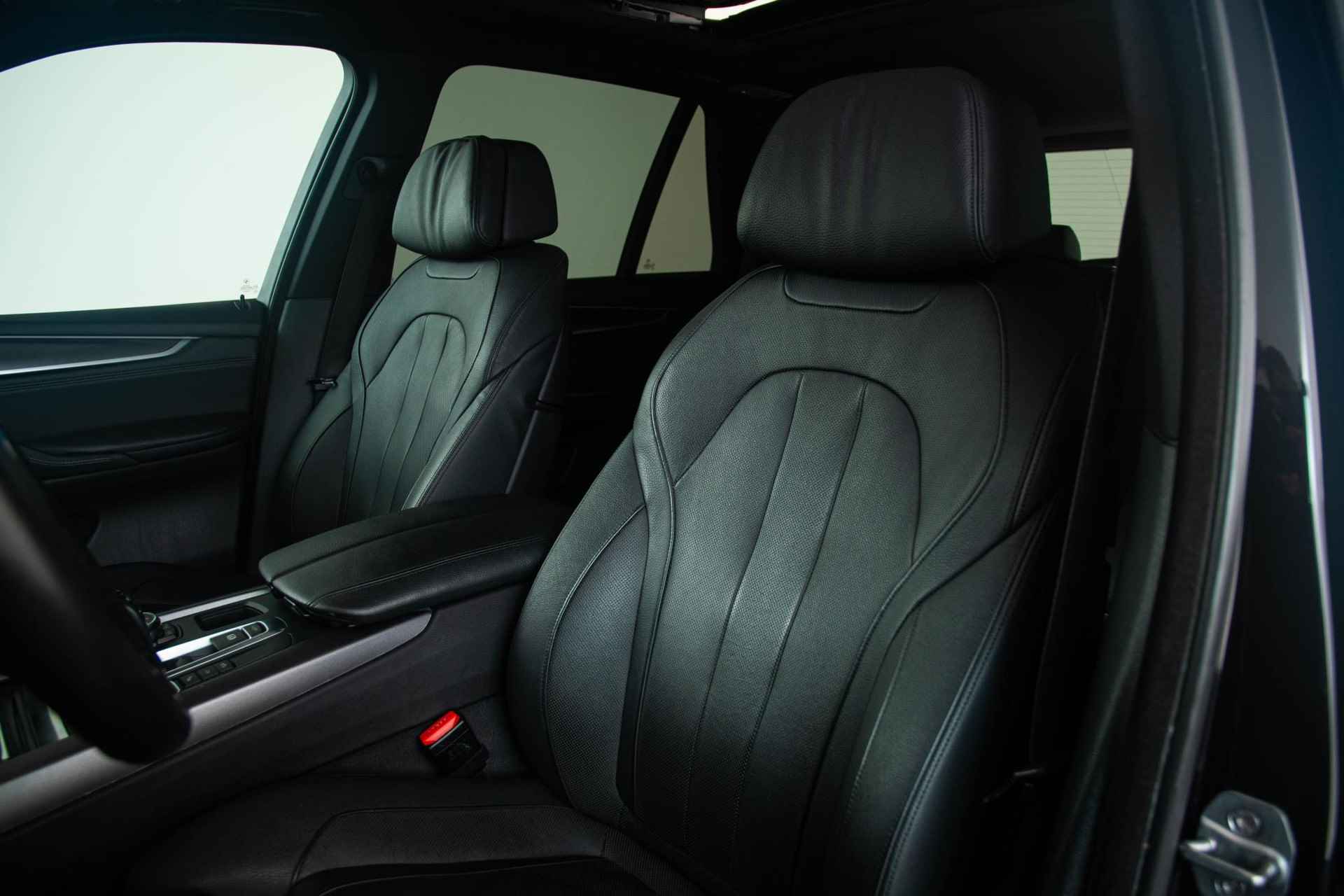 BMW X5 M50d Head-Up - Driving Assistant Plus - Panoramadak - Comfort Access - Trekhaak -Harman Kardon - Achteruitrijcamera - Comfortstoelen - Stoelventilatie - Grootlichtassistent - Lane Change Warning - Interieurvoorverwarming - Surround View - Stoelverwarming voor & achter - DAB+ - 11/47