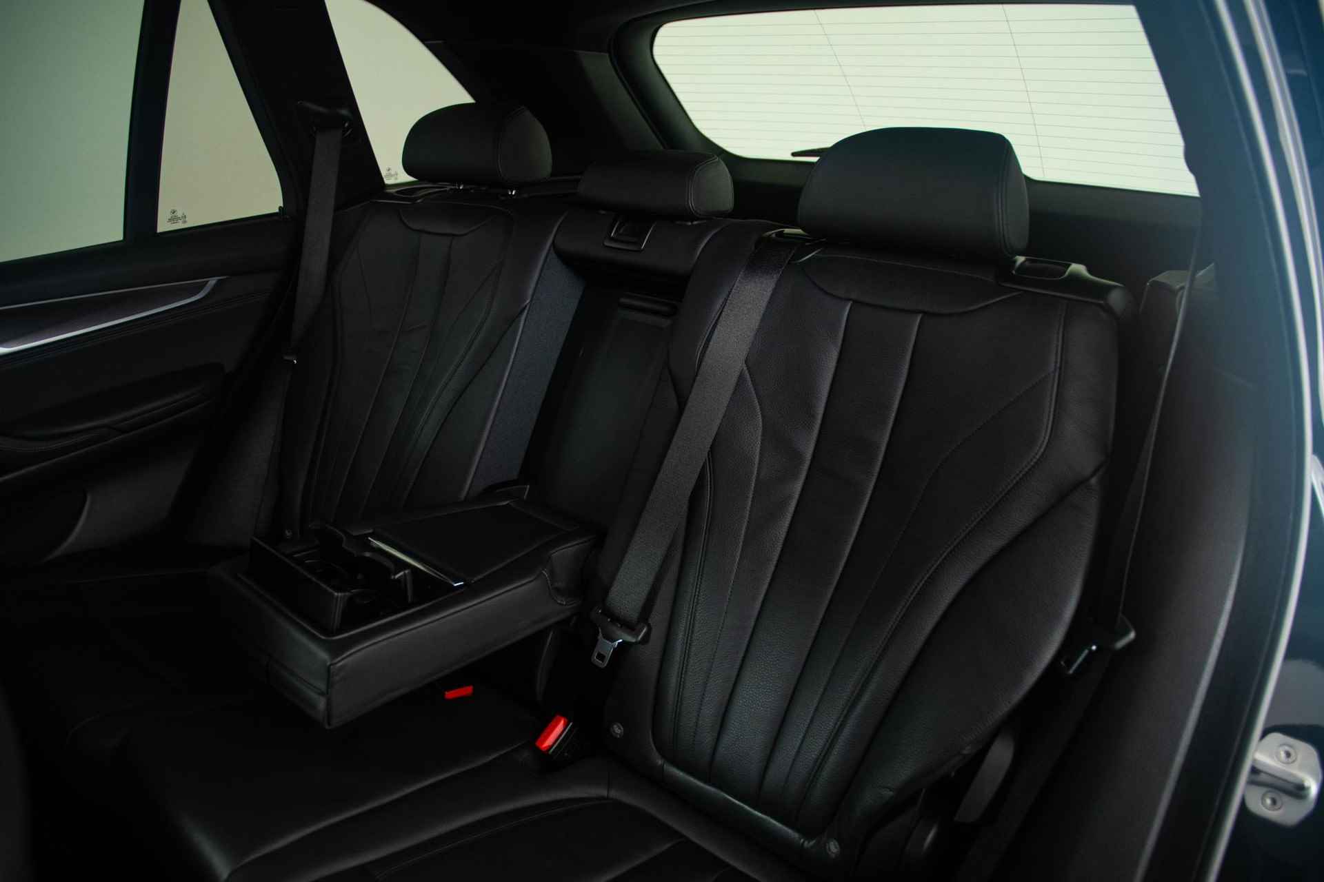 BMW X5 M50d Head-Up - Driving Assistant Plus - Panoramadak - Comfort Access - Trekhaak -Harman Kardon - Achteruitrijcamera - Comfortstoelen - Stoelventilatie - Grootlichtassistent - Lane Change Warning - Interieurvoorverwarming - Surround View - Stoelverwarming voor & achter - DAB+ - 12/47