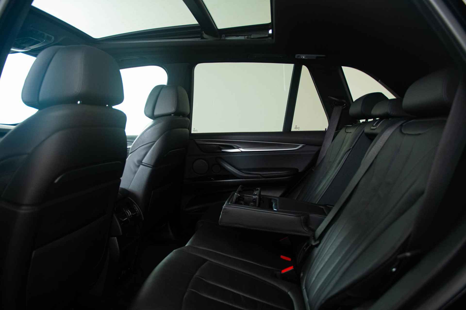 BMW X5 M50d Head-Up - Driving Assistant Plus - Panoramadak - Comfort Access - Trekhaak -Harman Kardon - Achteruitrijcamera - Comfortstoelen - Stoelventilatie - Grootlichtassistent - Lane Change Warning - Interieurvoorverwarming - Surround View - Stoelverwarming voor & achter - DAB+ - 13/47