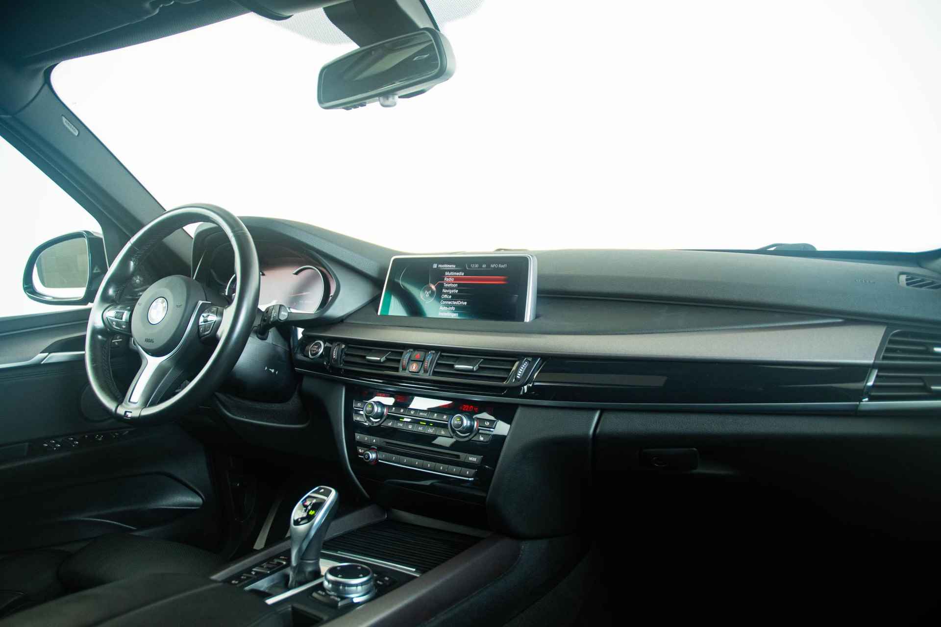 BMW X5 M50d Head-Up - Driving Assistant Plus - Panoramadak - Comfort Access - Trekhaak -Harman Kardon - Achteruitrijcamera - Comfortstoelen - Stoelventilatie - Grootlichtassistent - Lane Change Warning - Interieurvoorverwarming - Surround View - Stoelverwarming voor & achter - DAB+ - 14/47