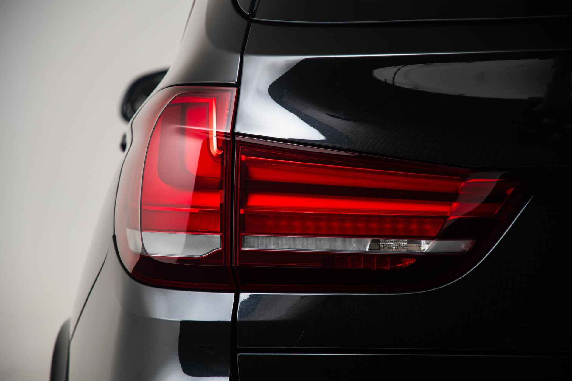 BMW X5 M50d Head-Up - Driving Assistant Plus - Panoramadak - Comfort Access - Trekhaak -Harman Kardon - Achteruitrijcamera - Comfortstoelen - Stoelventilatie - Grootlichtassistent - Lane Change Warning - Interieurvoorverwarming - Surround View - Stoelverwarming voor & achter - DAB+ - 19/47