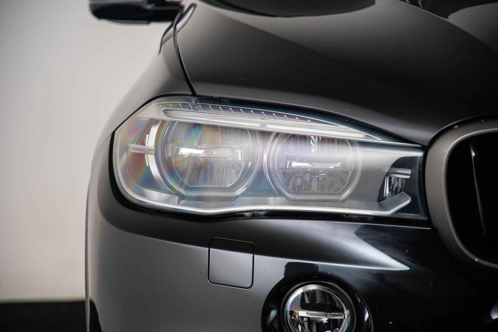 BMW X5 M50d Head-Up - Driving Assistant Plus - Panoramadak - Comfort Access - Trekhaak -Harman Kardon - Achteruitrijcamera - Comfortstoelen - Stoelventilatie - Grootlichtassistent - Lane Change Warning - Interieurvoorverwarming - Surround View - Stoelverwarming voor & achter - DAB+ - 20/47