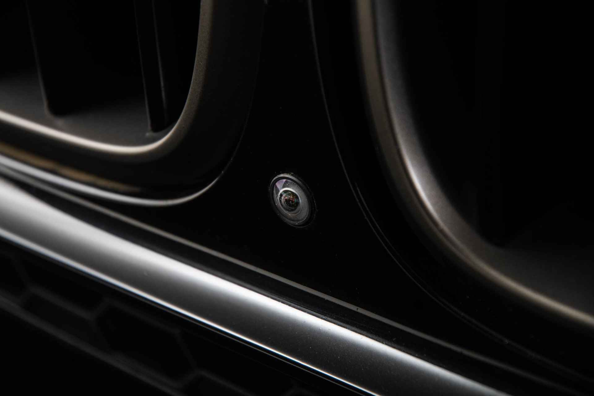BMW X5 M50d Head-Up - Driving Assistant Plus - Panoramadak - Comfort Access - Trekhaak -Harman Kardon - Achteruitrijcamera - Comfortstoelen - Stoelventilatie - Grootlichtassistent - Lane Change Warning - Interieurvoorverwarming - Surround View - Stoelverwarming voor & achter - DAB+ - 24/47
