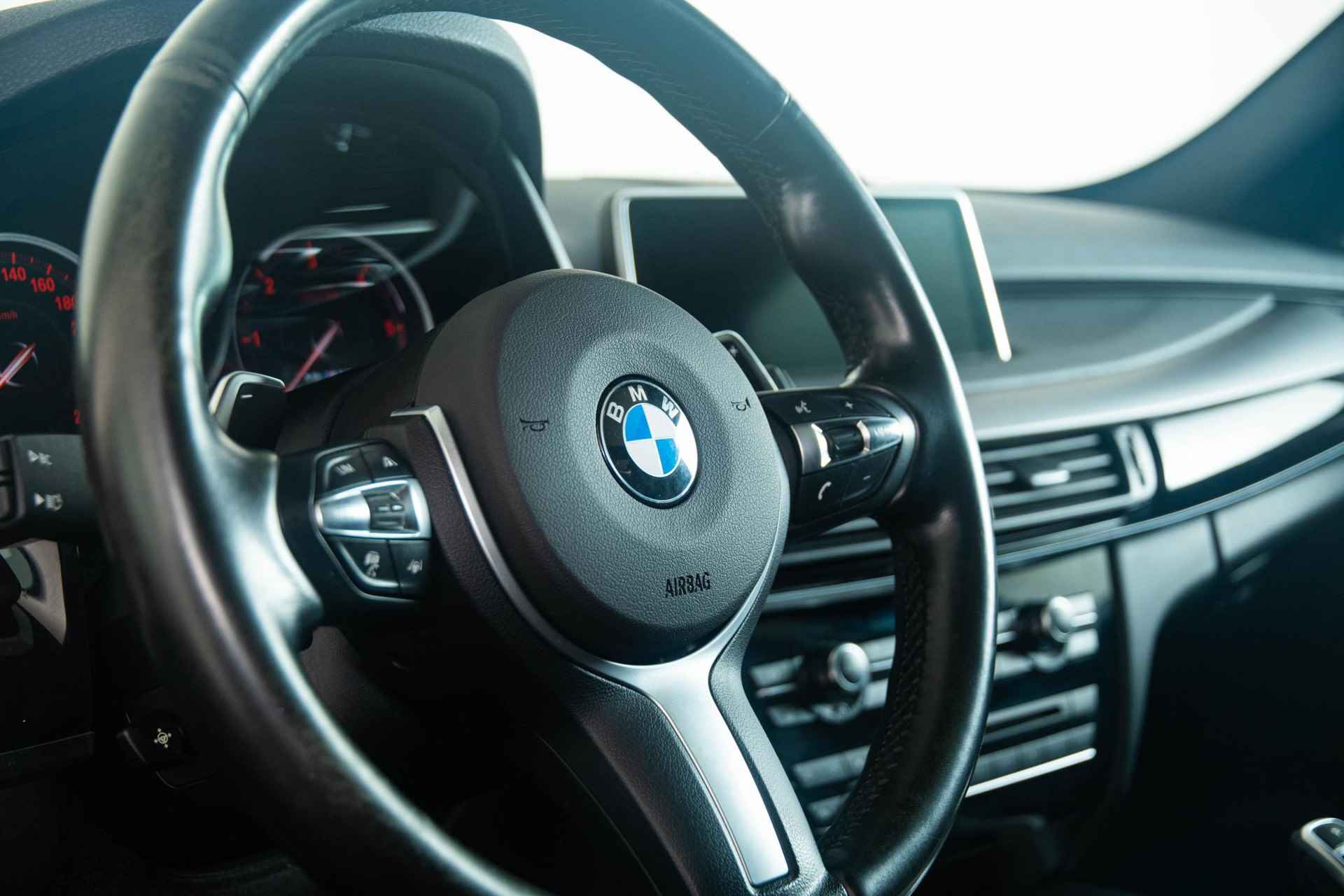 BMW X5 M50d Head-Up - Driving Assistant Plus - Panoramadak - Comfort Access - Trekhaak -Harman Kardon - Achteruitrijcamera - Comfortstoelen - Stoelventilatie - Grootlichtassistent - Lane Change Warning - Interieurvoorverwarming - Surround View - Stoelverwarming voor & achter - DAB+ - 25/47