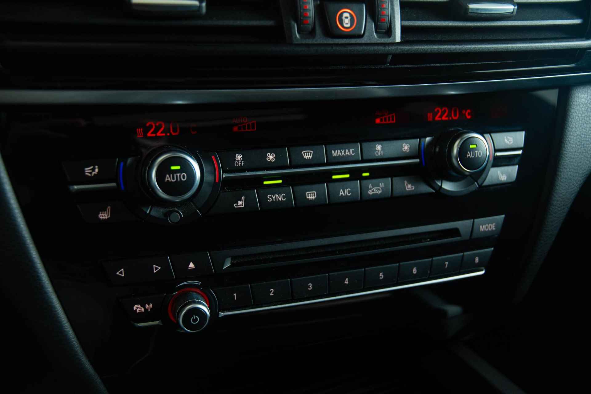 BMW X5 M50d Head-Up - Driving Assistant Plus - Panoramadak - Comfort Access - Trekhaak -Harman Kardon - Achteruitrijcamera - Comfortstoelen - Stoelventilatie - Grootlichtassistent - Lane Change Warning - Interieurvoorverwarming - Surround View - Stoelverwarming voor & achter - DAB+ - 29/47
