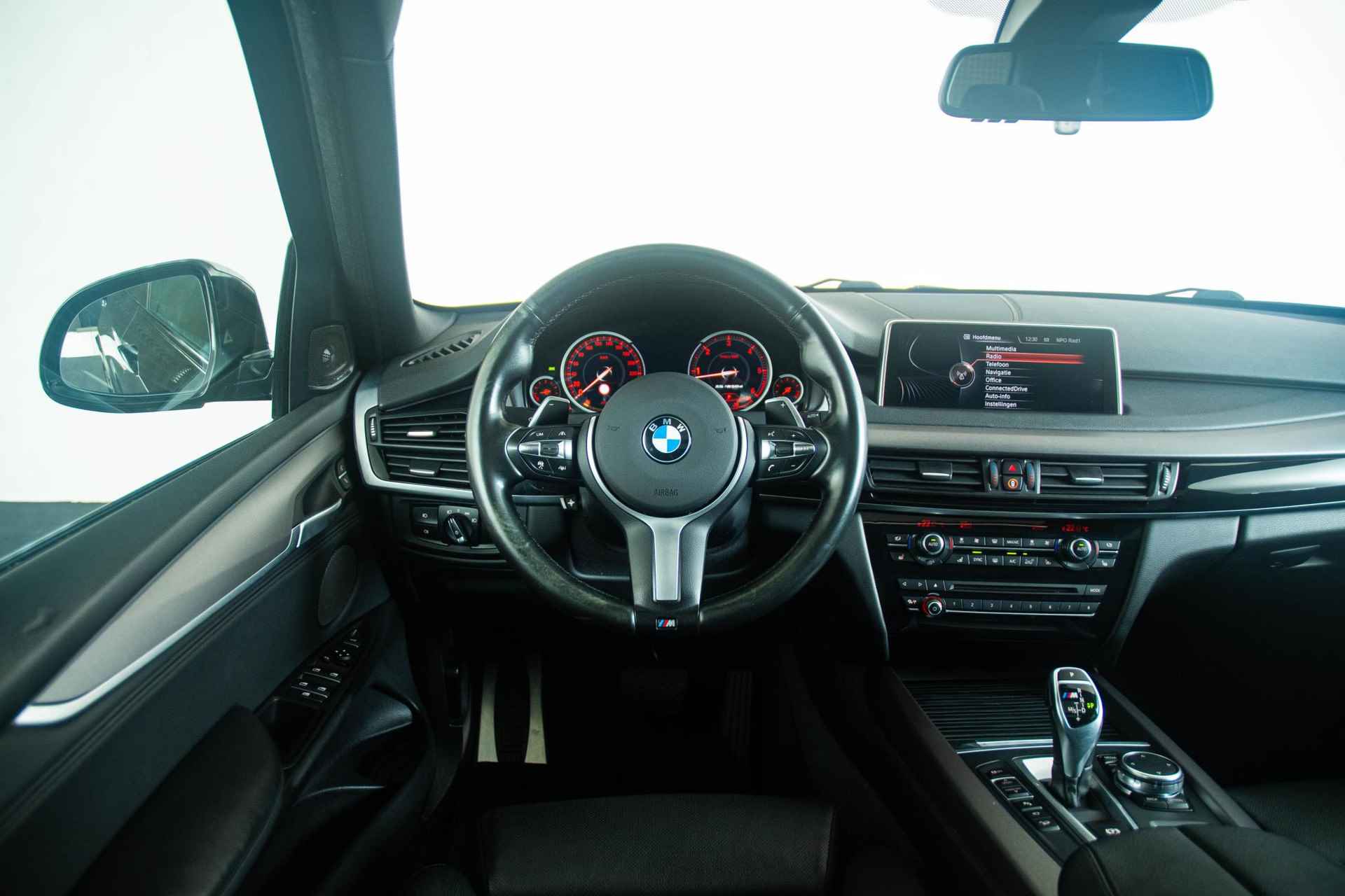 BMW X5 M50d Head-Up - Driving Assistant Plus - Panoramadak - Comfort Access - Trekhaak -Harman Kardon - Achteruitrijcamera - Comfortstoelen - Stoelventilatie - Grootlichtassistent - Lane Change Warning - Interieurvoorverwarming - Surround View - Stoelverwarming voor & achter - DAB+ - 30/47