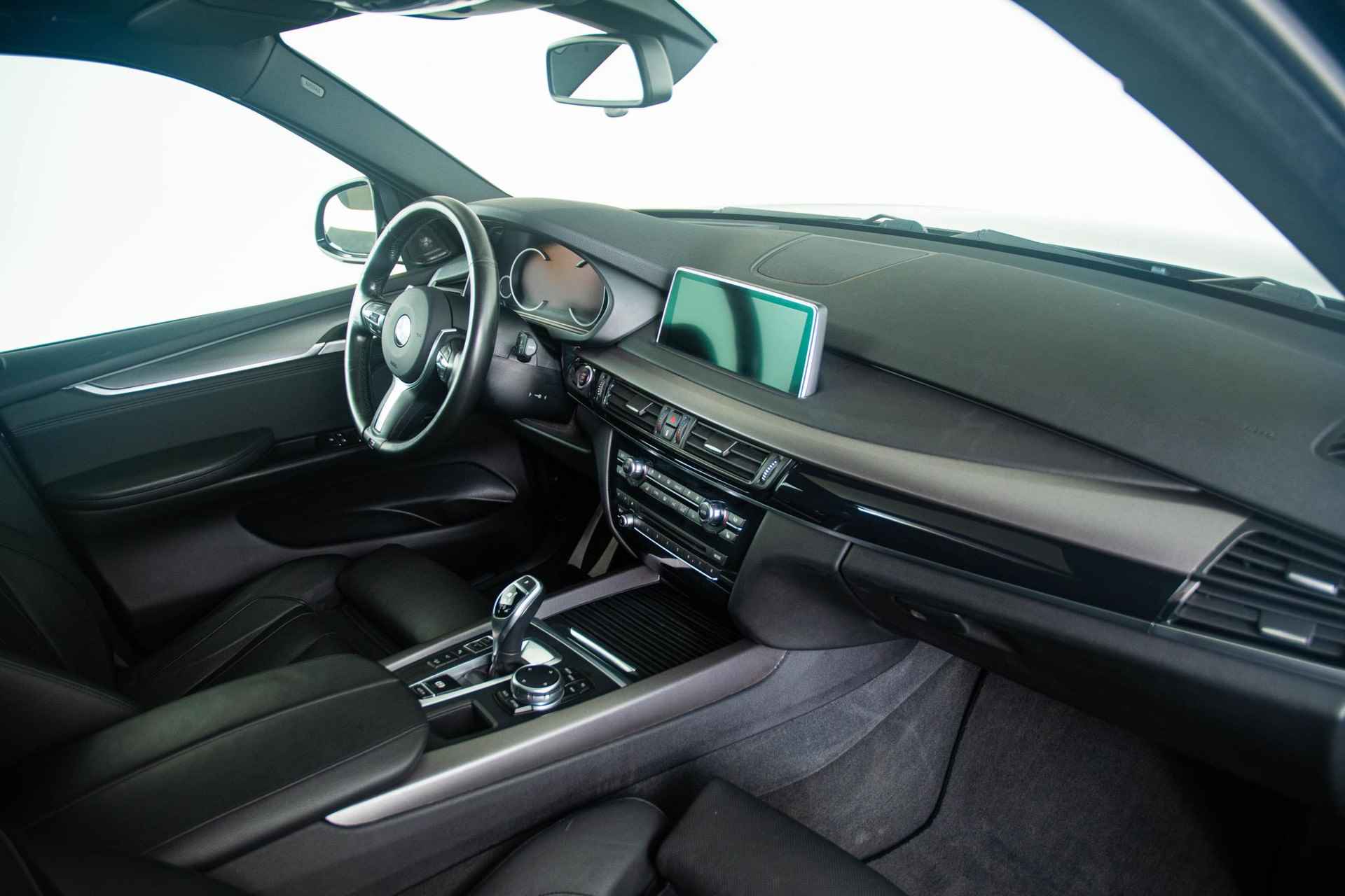 BMW X5 M50d Head-Up - Driving Assistant Plus - Panoramadak - Comfort Access - Trekhaak -Harman Kardon - Achteruitrijcamera - Comfortstoelen - Stoelventilatie - Grootlichtassistent - Lane Change Warning - Interieurvoorverwarming - Surround View - Stoelverwarming voor & achter - DAB+ - 39/47