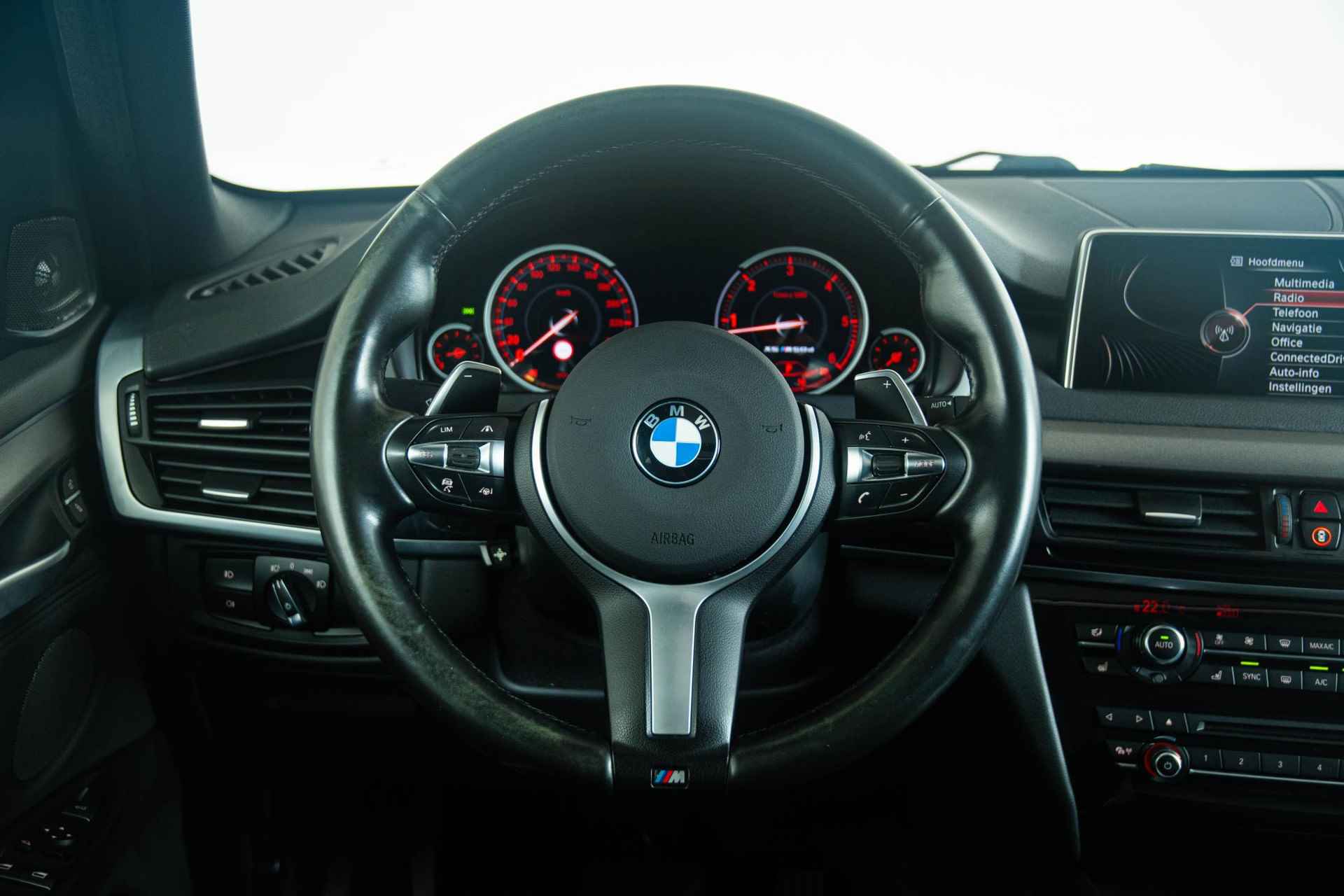 BMW X5 M50d Head-Up - Driving Assistant Plus - Panoramadak - Comfort Access - Trekhaak -Harman Kardon - Achteruitrijcamera - Comfortstoelen - Stoelventilatie - Grootlichtassistent - Lane Change Warning - Interieurvoorverwarming - Surround View - Stoelverwarming voor & achter - DAB+ - 41/47