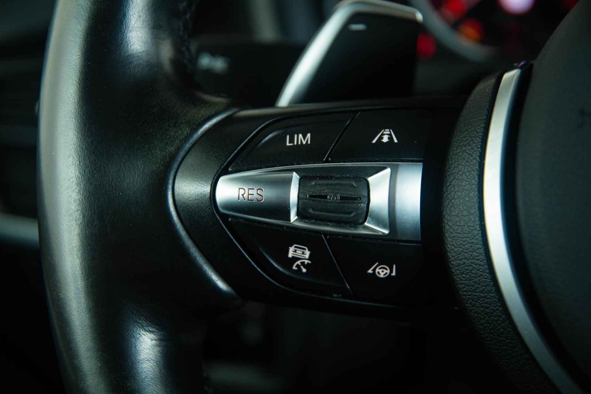 BMW X5 M50d Head-Up - Driving Assistant Plus - Panoramadak - Comfort Access - Trekhaak -Harman Kardon - Achteruitrijcamera - Comfortstoelen - Stoelventilatie - Grootlichtassistent - Lane Change Warning - Interieurvoorverwarming - Surround View - Stoelverwarming voor & achter - DAB+ - 42/47