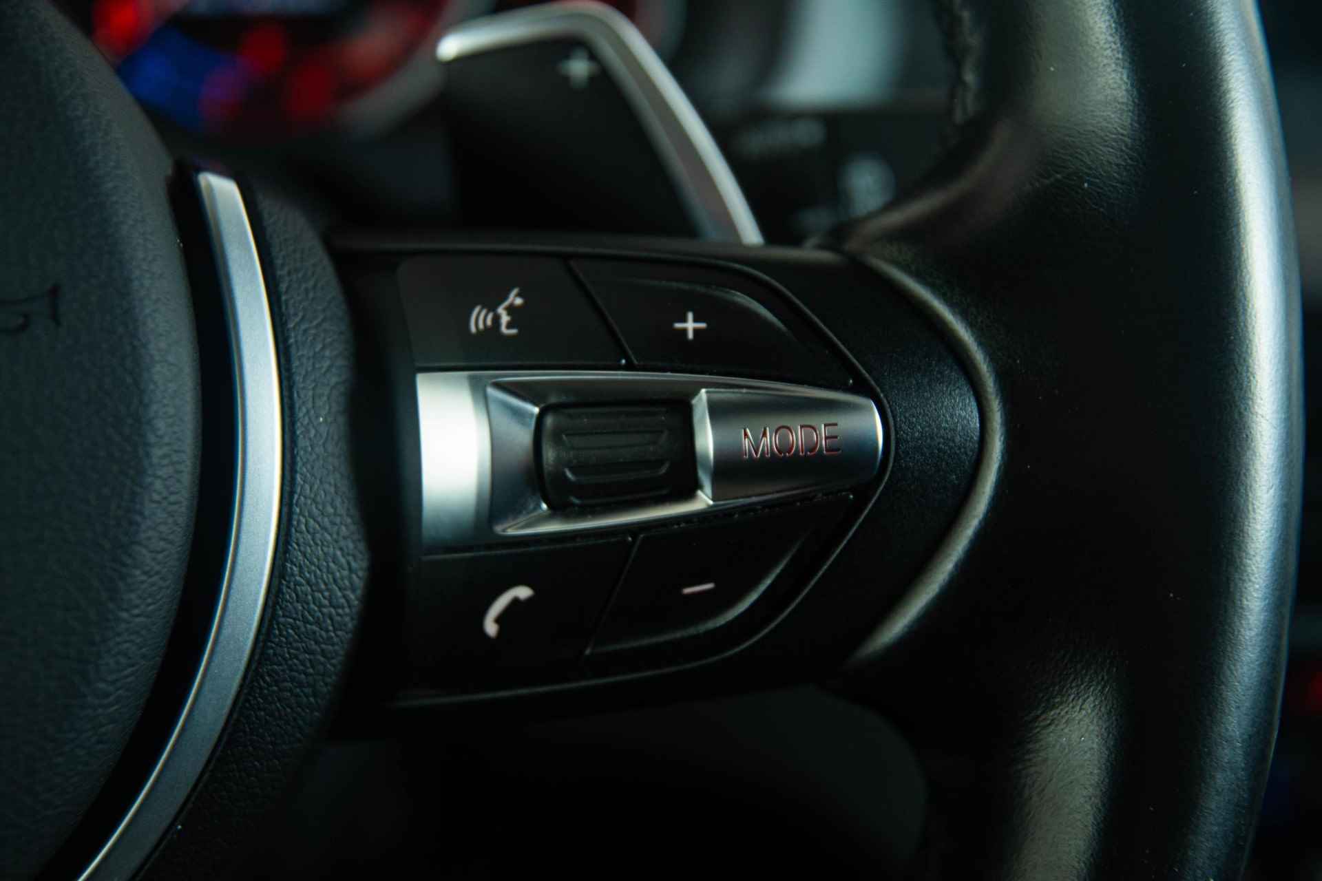 BMW X5 M50d Head-Up - Driving Assistant Plus - Panoramadak - Comfort Access - Trekhaak -Harman Kardon - Achteruitrijcamera - Comfortstoelen - Stoelventilatie - Grootlichtassistent - Lane Change Warning - Interieurvoorverwarming - Surround View - Stoelverwarming voor & achter - DAB+ - 43/47