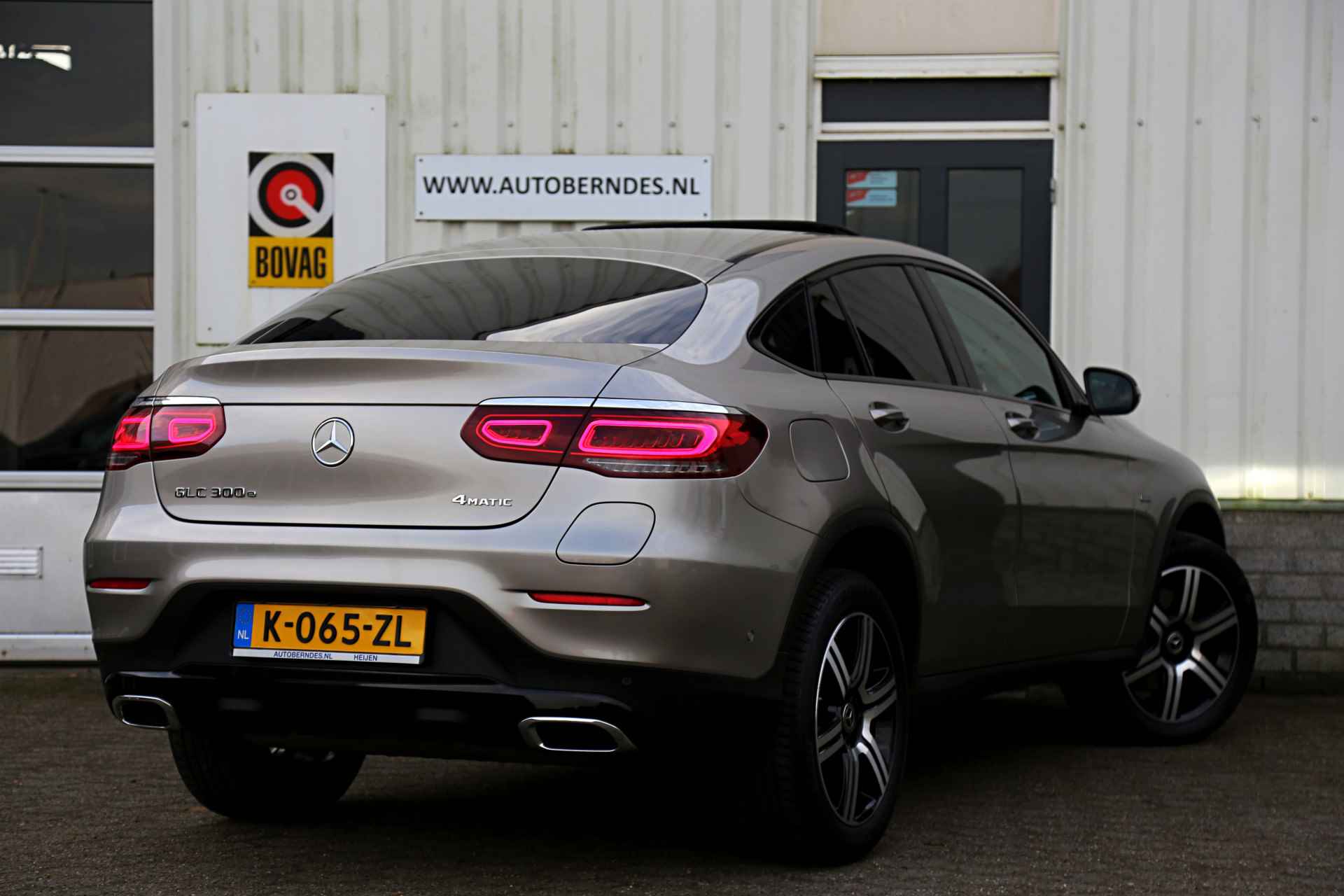 Mercedes-Benz GLC Coupé 300e Plug in hybride PHEV 4MATIC Premium*Perfect Onderh.*Elek. Trekhaak/Dak/Sfeer/ACC/Dodehoek/Nightpakket/Camera/Stoelver - 2/65